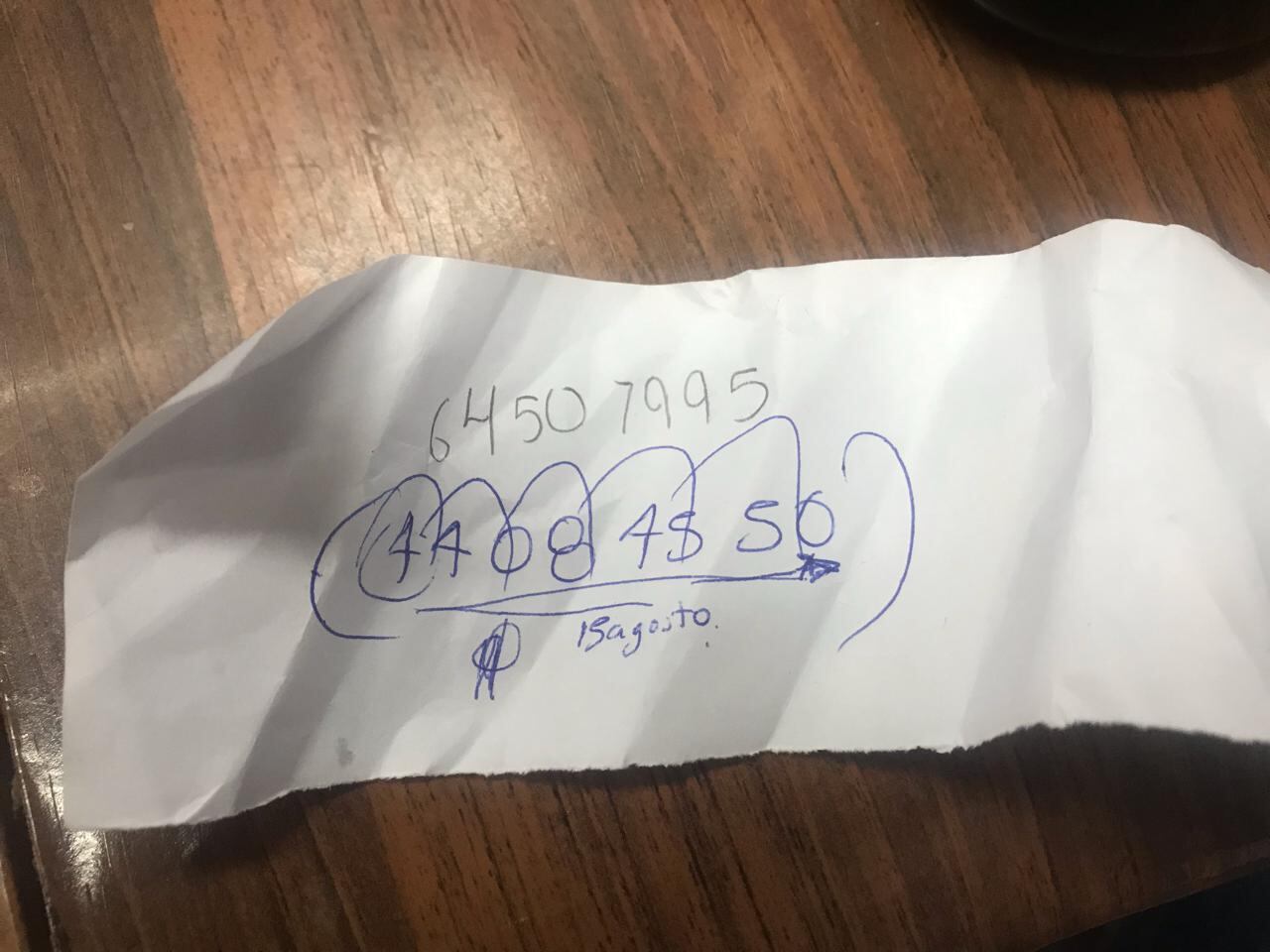 En este papel, uno de los asistentes escribió el número de Kennett Sánchez, 6450 7995. La Nación corroboró que le pertenece.