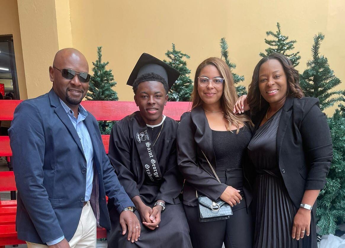 Akeem Wilson junto con su padre, Robert Wilson, su hermana Madhellin Wilson y su madre, Tracy McLean, el día de la graduación de Akeem del colegio.