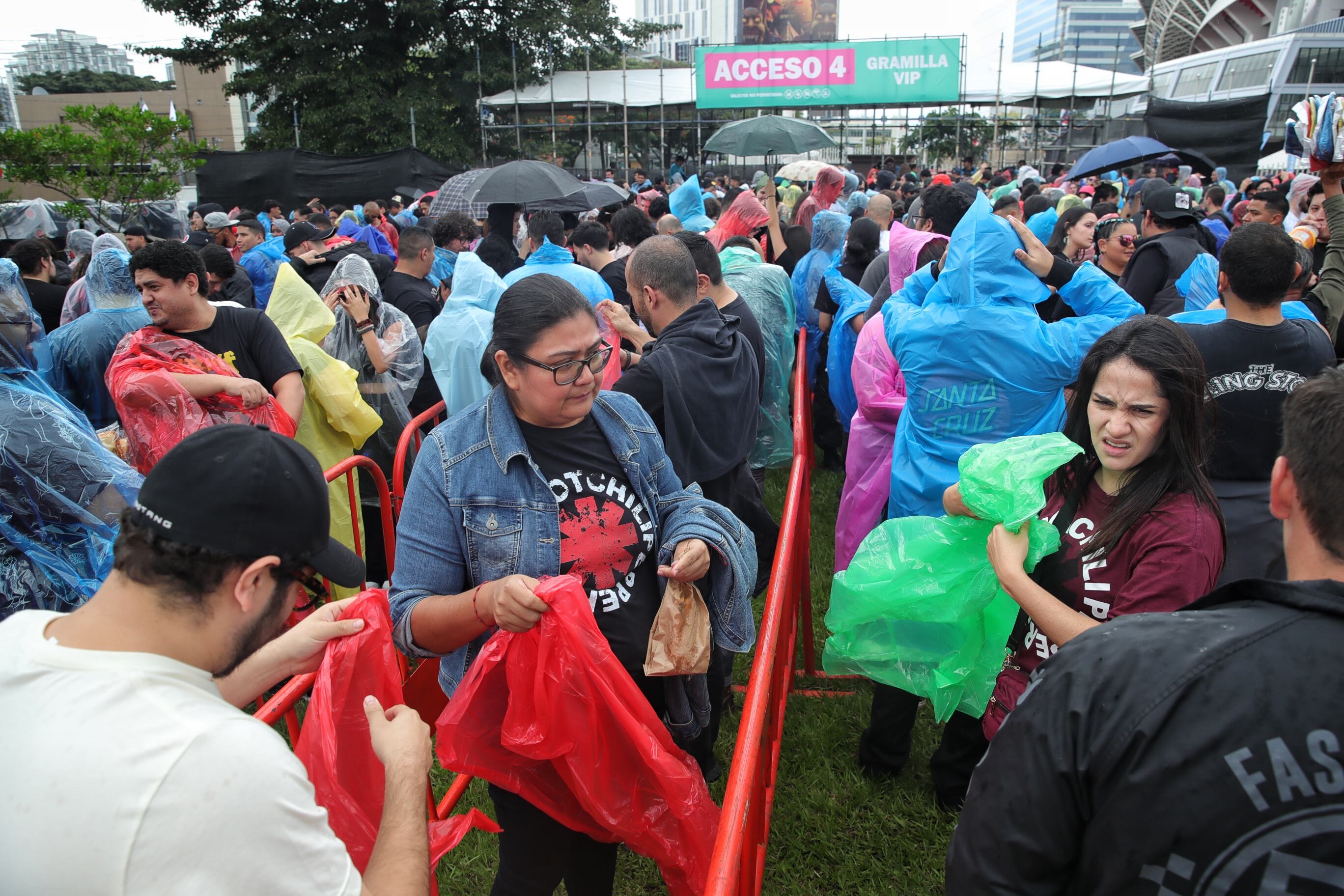 31/10/2023/ Recorrido mañanero previo al concierto de Red Hot Chili Peppers en el estadio Nacional / foto John Durán