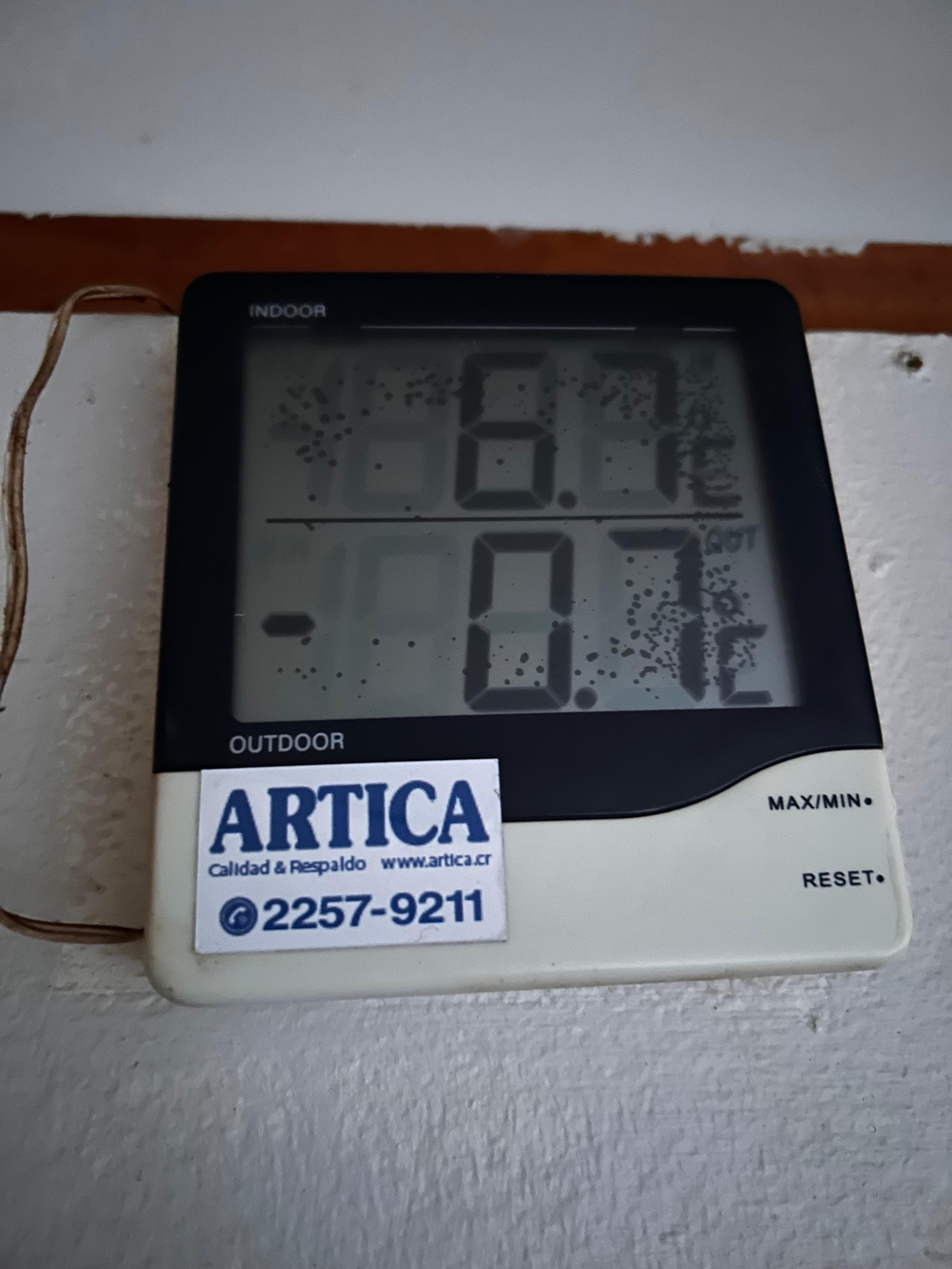 En Base Crestones, el termómetro digital registraba casi un grado bajo cero afuera del refugio mientras esperamos que amanezca.