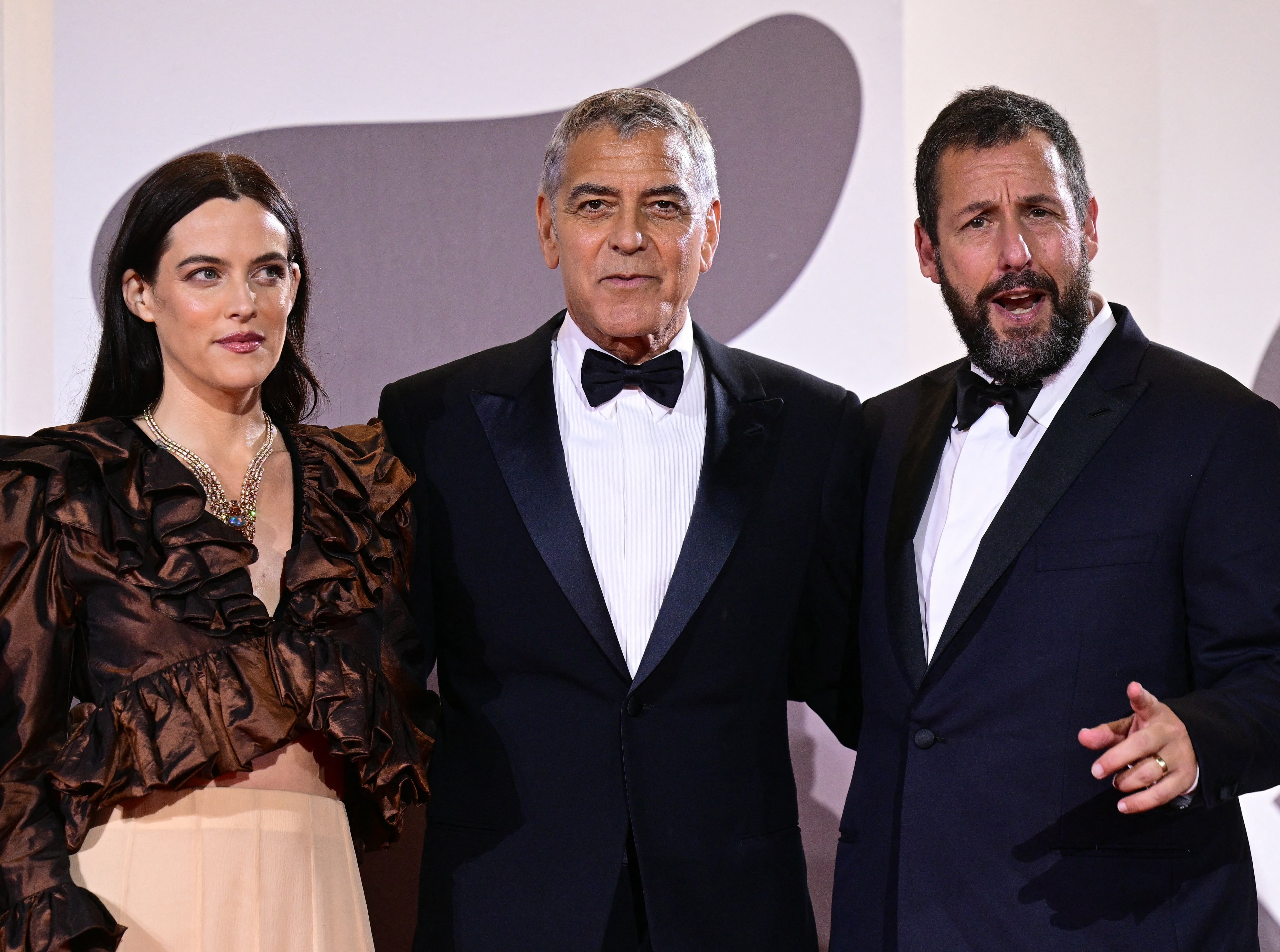 La nueva película ‘Jay Kelly’, con George Clooney y Adam Sandler, recibe ovación en Venecia y toma fuerza para los Óscar 2026.