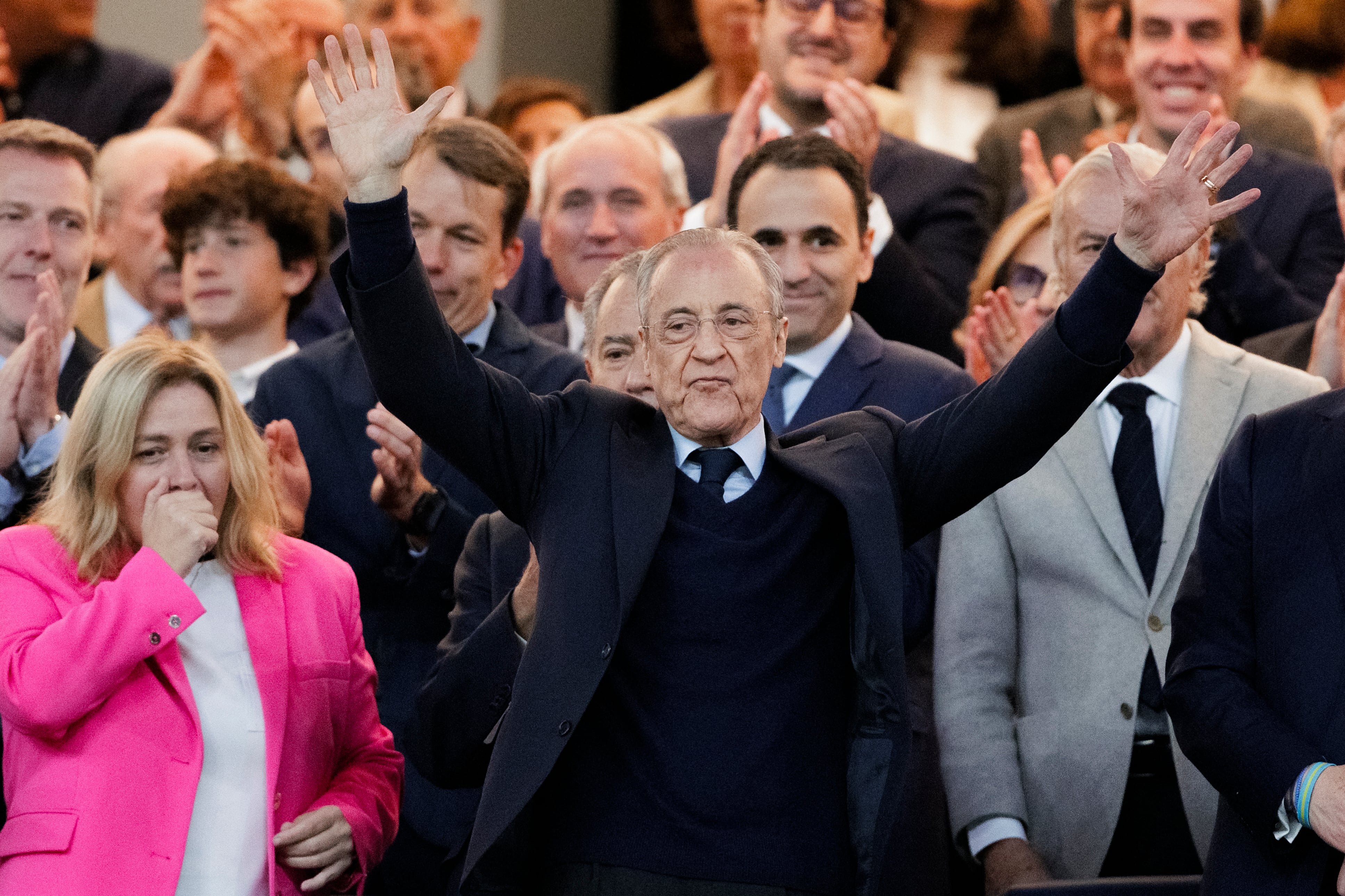 Florentino Pérez saluda a los aficionados antes de un partido del Real Madrid ante el Oviedo, el 14 de mayo.