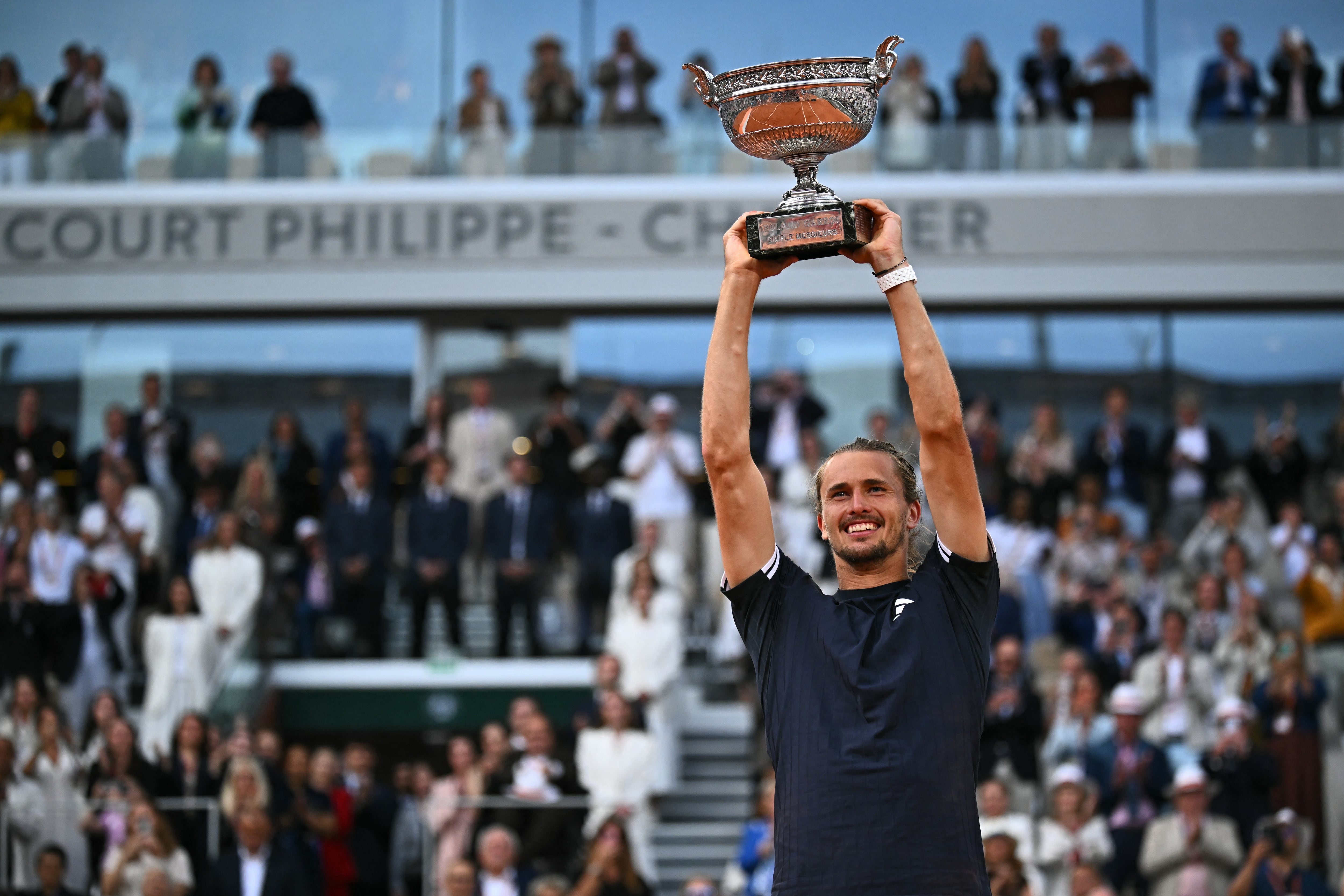 El alemán Alexander Zverev levanta el trofeo luego de imponerse en la versión 2026 del Abierto Roland Garros de Tenis.