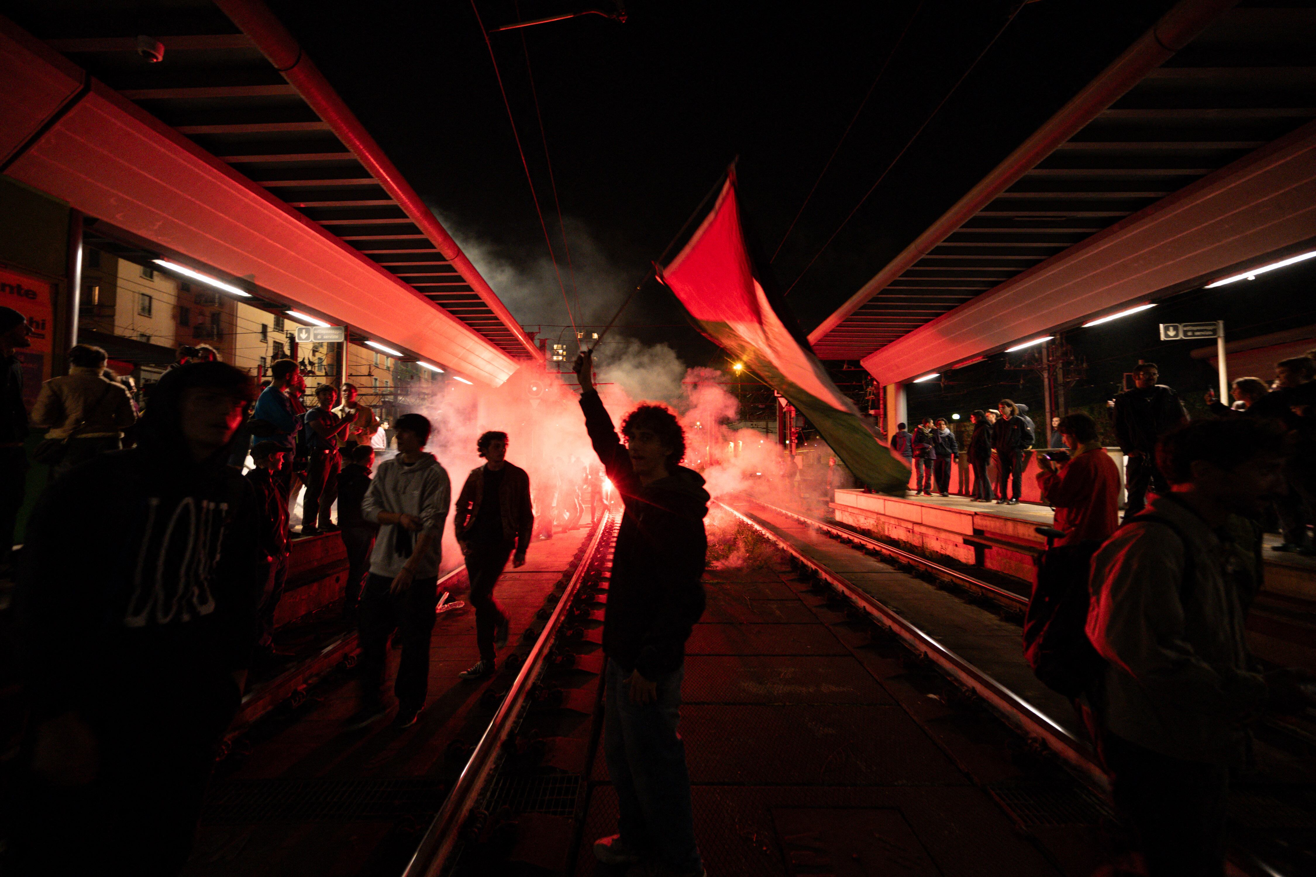 Manifestantes pro-palestinos se reúnen en la estación de tren de Milano Cadorna para protestar contra la intercepción de la Flotilla Global Sumud por parte del ejército de Israel, el 01 de octubre de 2025 en Milán.