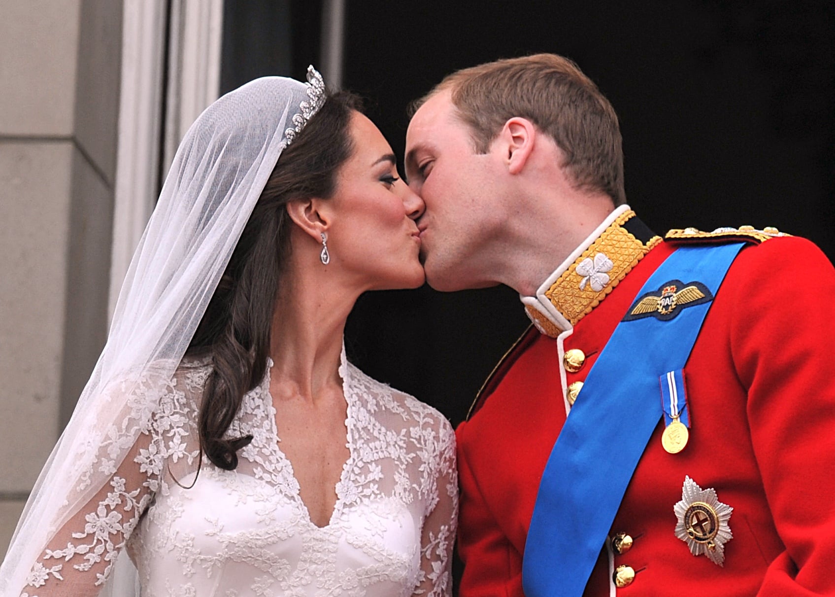 El príncipe William y su esposa Kate Middleton, duquesa de Cambridge, se besan en el balcón del Palacio de Buckingham en Londres tras su boda el 29 de abril de 2011. Foto AFP / WPA Pool / John Stillwell.