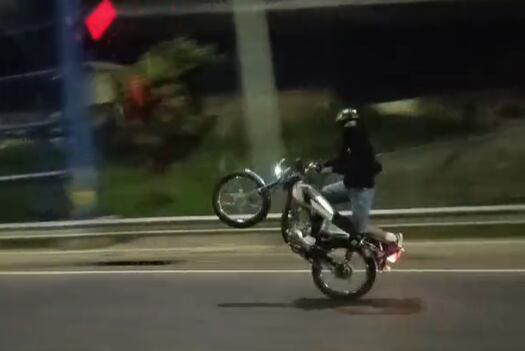 El video muestra a un motociclista haciendo piruetas en la carretera de Circunvalación cerca de Calle Blancos.