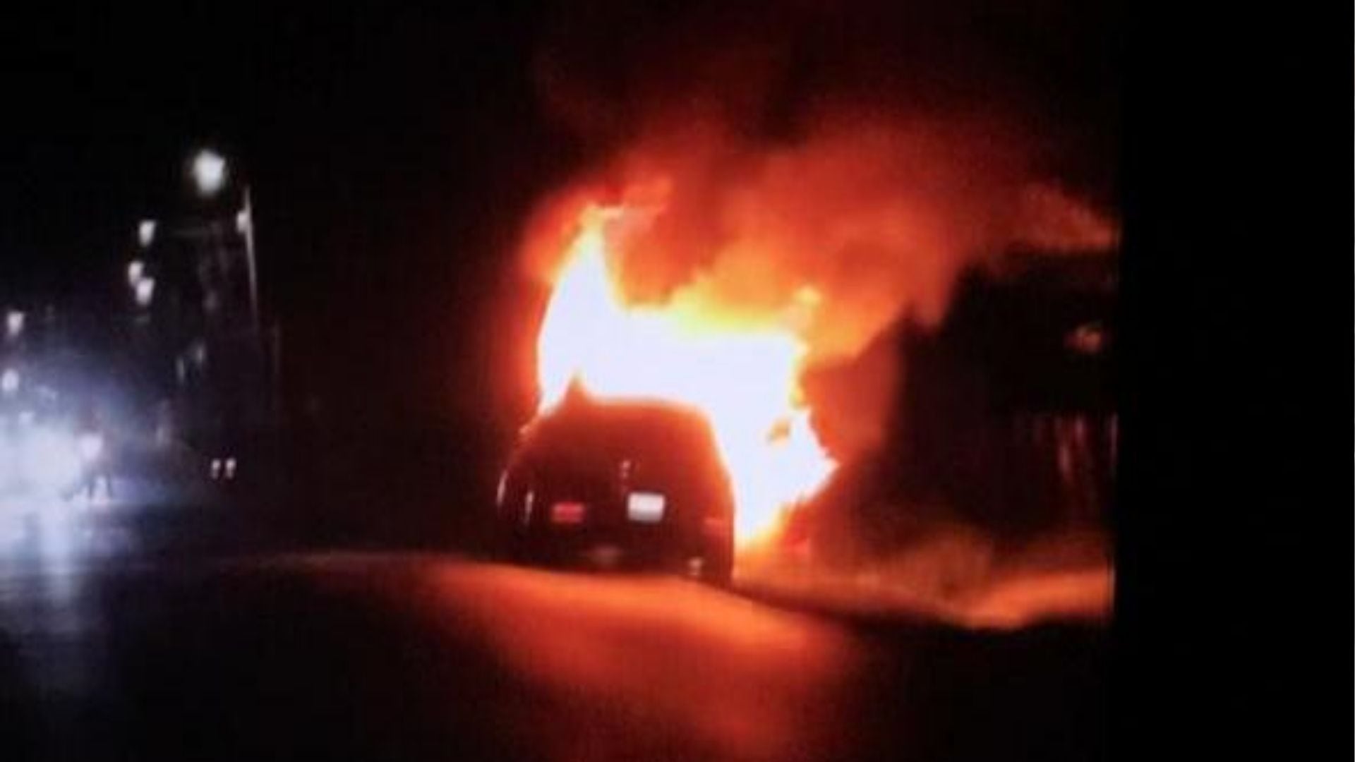 El incendio del vehículo estaría ligado al crimen.