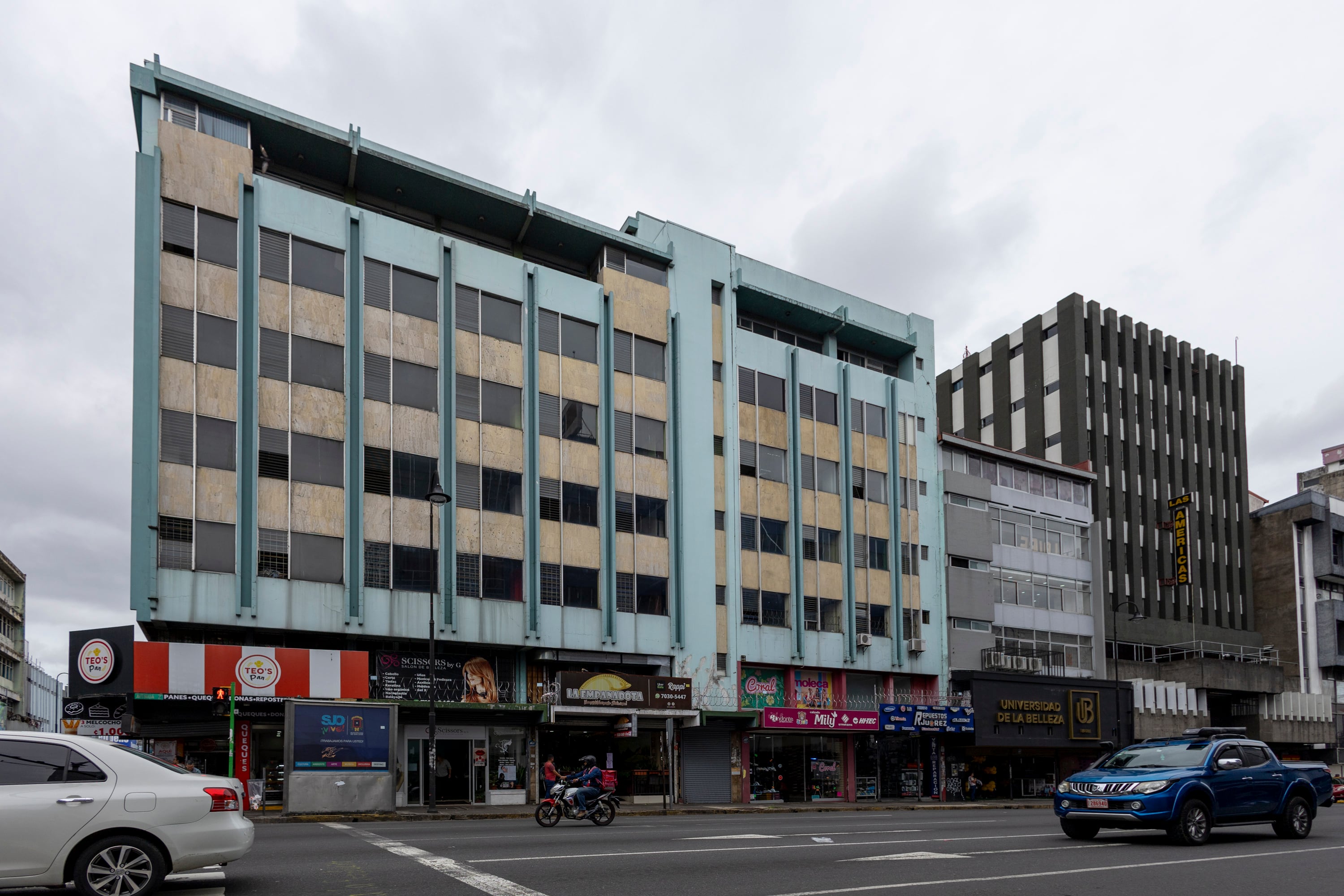 20/05/2025, San José, recorrido por avenida central y avenida segunda, para ver edificios que están desocupados o abandonados.