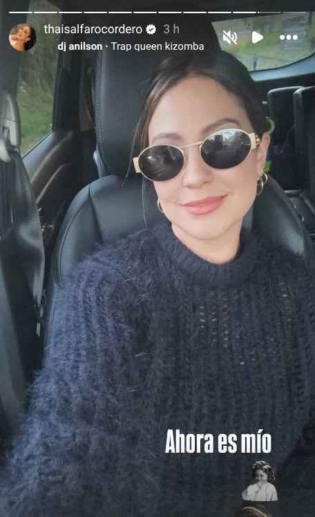 Thais Alfaro con el suéter que encontró en el armario de su madre.