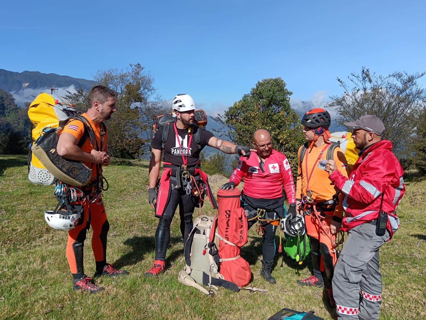 El buen tiempo favorece las operaciones, pero hasta ahora no se ha podido rescatar a la joven europea que al mediodía del sábado cayó al precipicio. Foto: Cruz Roja.