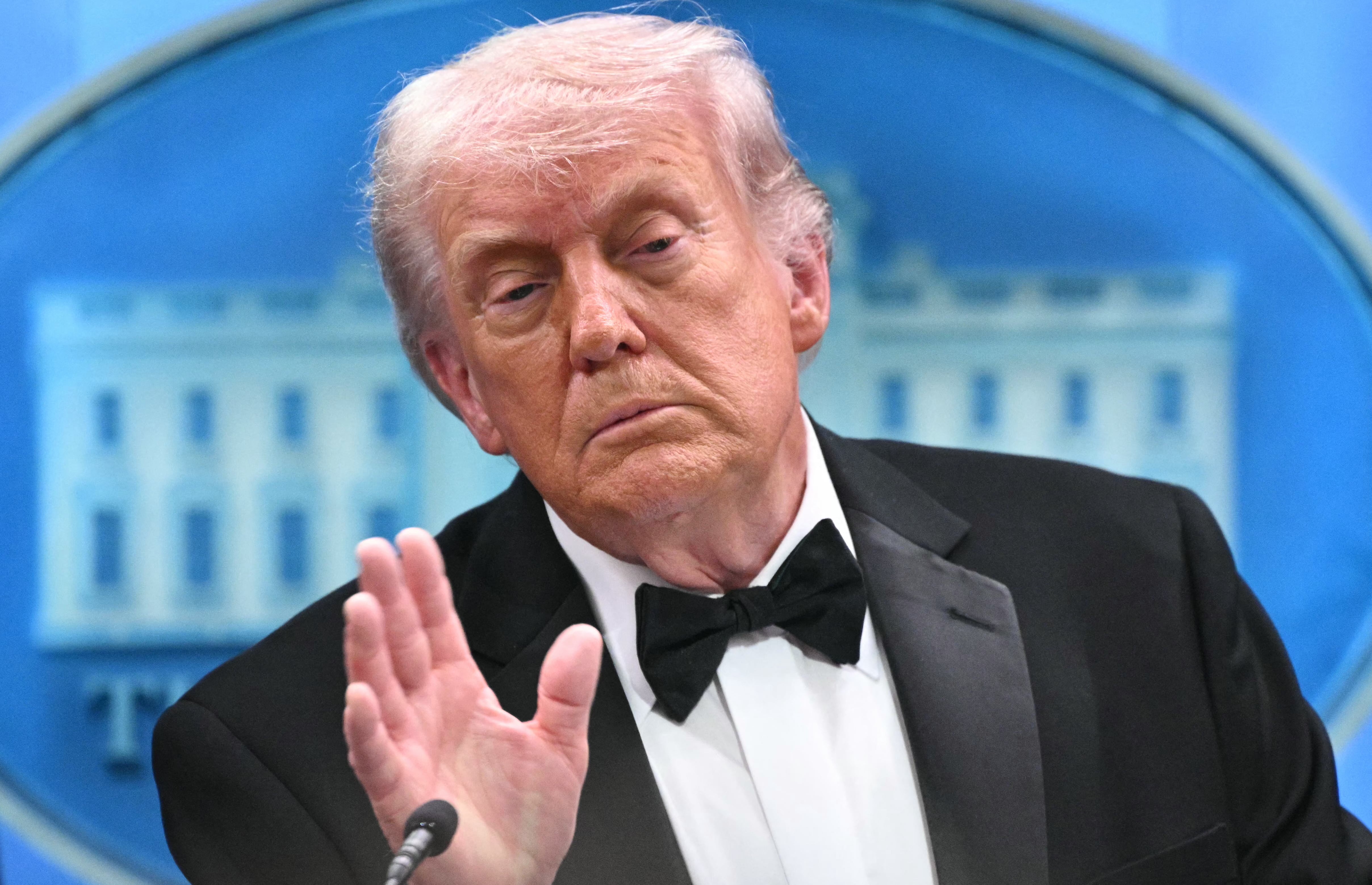 El presidente de Estados Unidos, Donald Trump, habla durante una conferencia de prensa en la sala Brady de la Casa Blanca en Washington, D. C., poco después de un incidente con disparos ocurrido durante la cena de corresponsales de la Casa Blanca el 25 de abril de 2026.