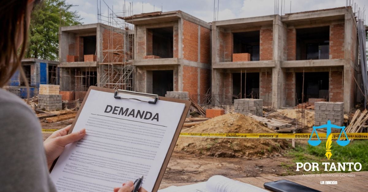 En la imagen alguien viendo un papel que dice "demanda" y una construcción atrás