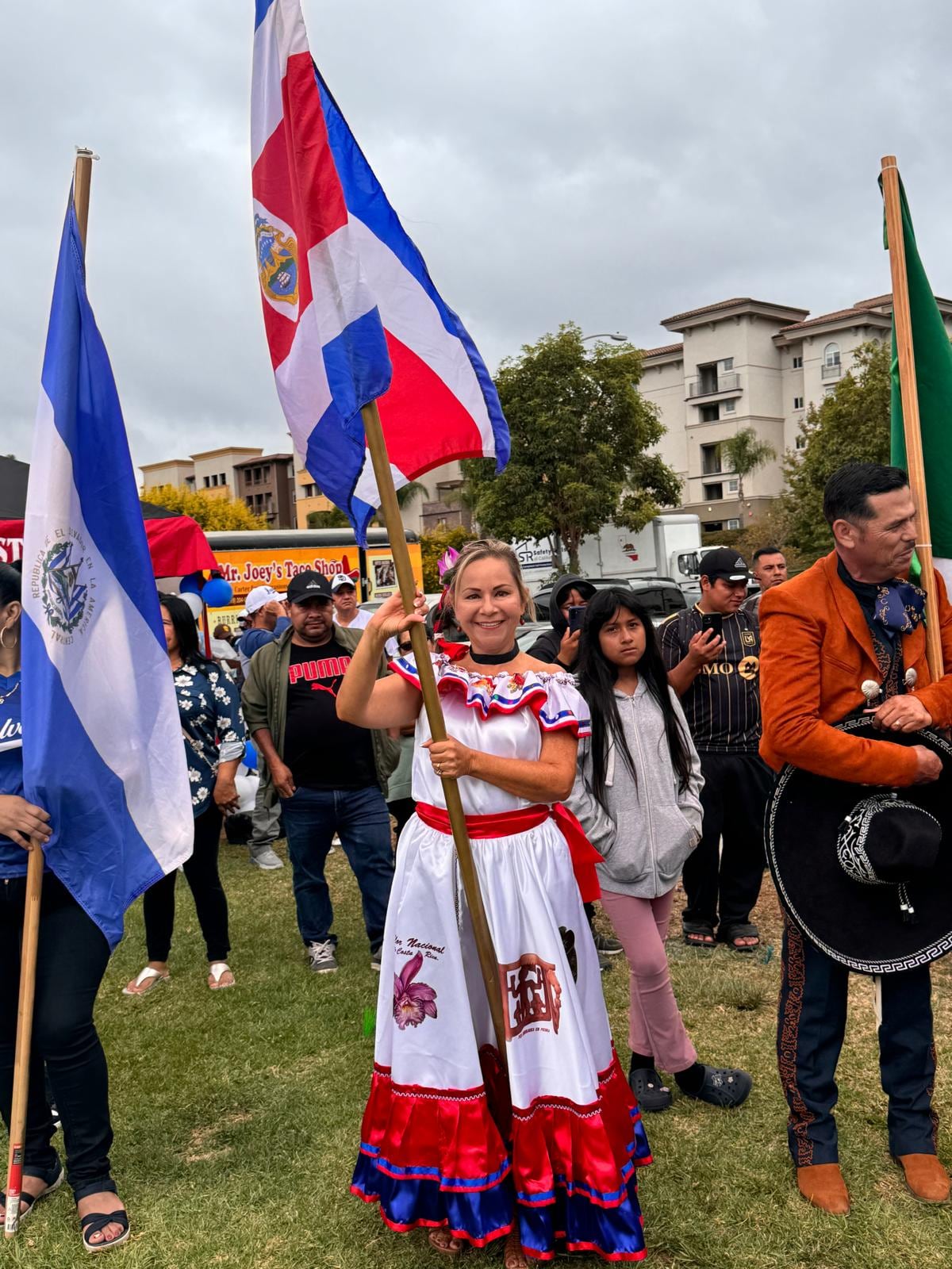Doña Marcela Rocke lleva con orgullo sus raíces costarricenses; en la fotografía porta la bandera de Costa Rica en un evento centroamericano en Estados Unidos.