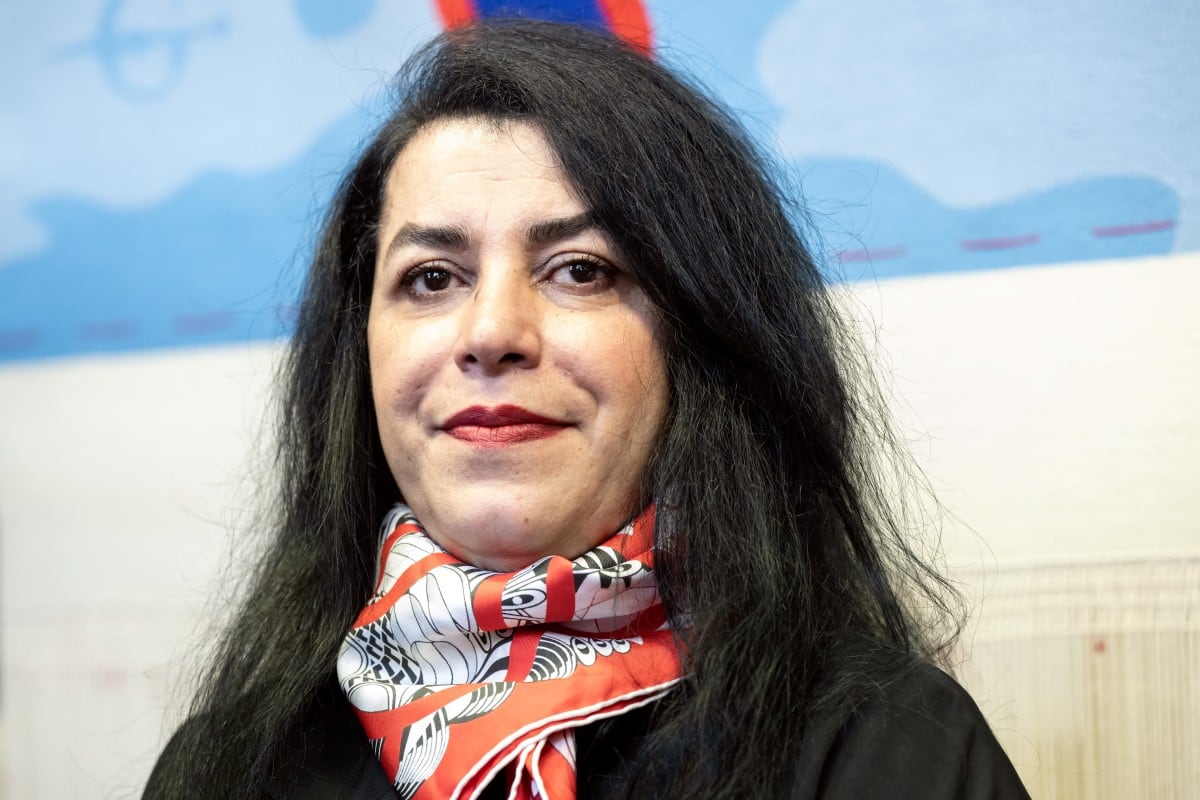 La novelista gráfica e ilustradora franco-iraní Marjane Satrapi posa durante la presentación de un tapiz tríptico olímpico creado para los Juegos Olímpicos de París 2024, diseñado a partir de un dibujo suyo.