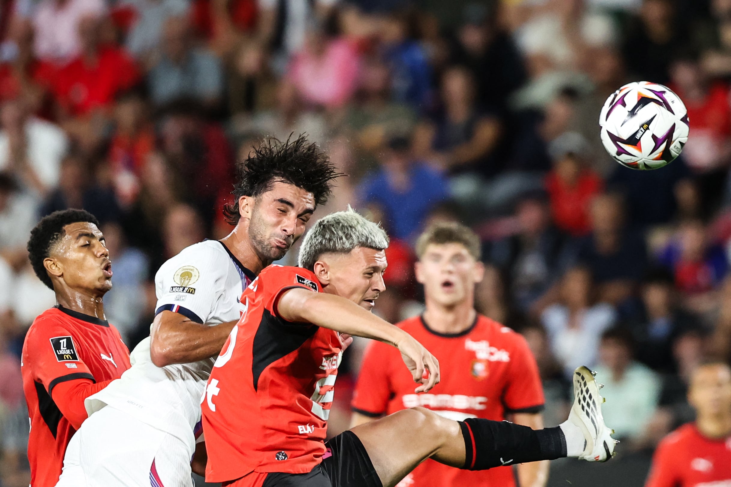 El delantero del PSG Ferran Torres se impone en las alturas para anotar de cabeza ante el Stade Rennais por el inicio de la Ligue 1 de Francia.