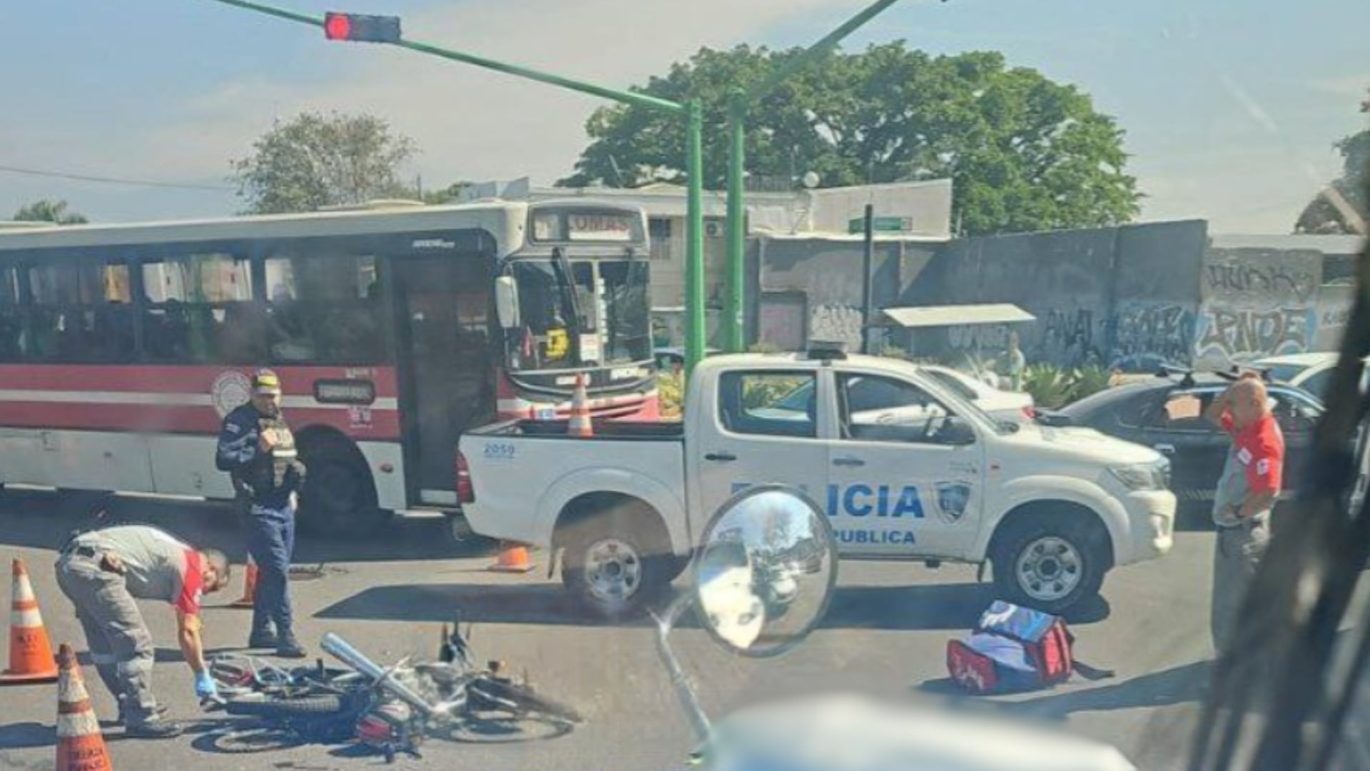 El cuerpo del motociclista quedó a pocos metros de su vehículo y del bolso de entregas, mientras las autoridades regulaban el tráfico en Paseo Colón.
