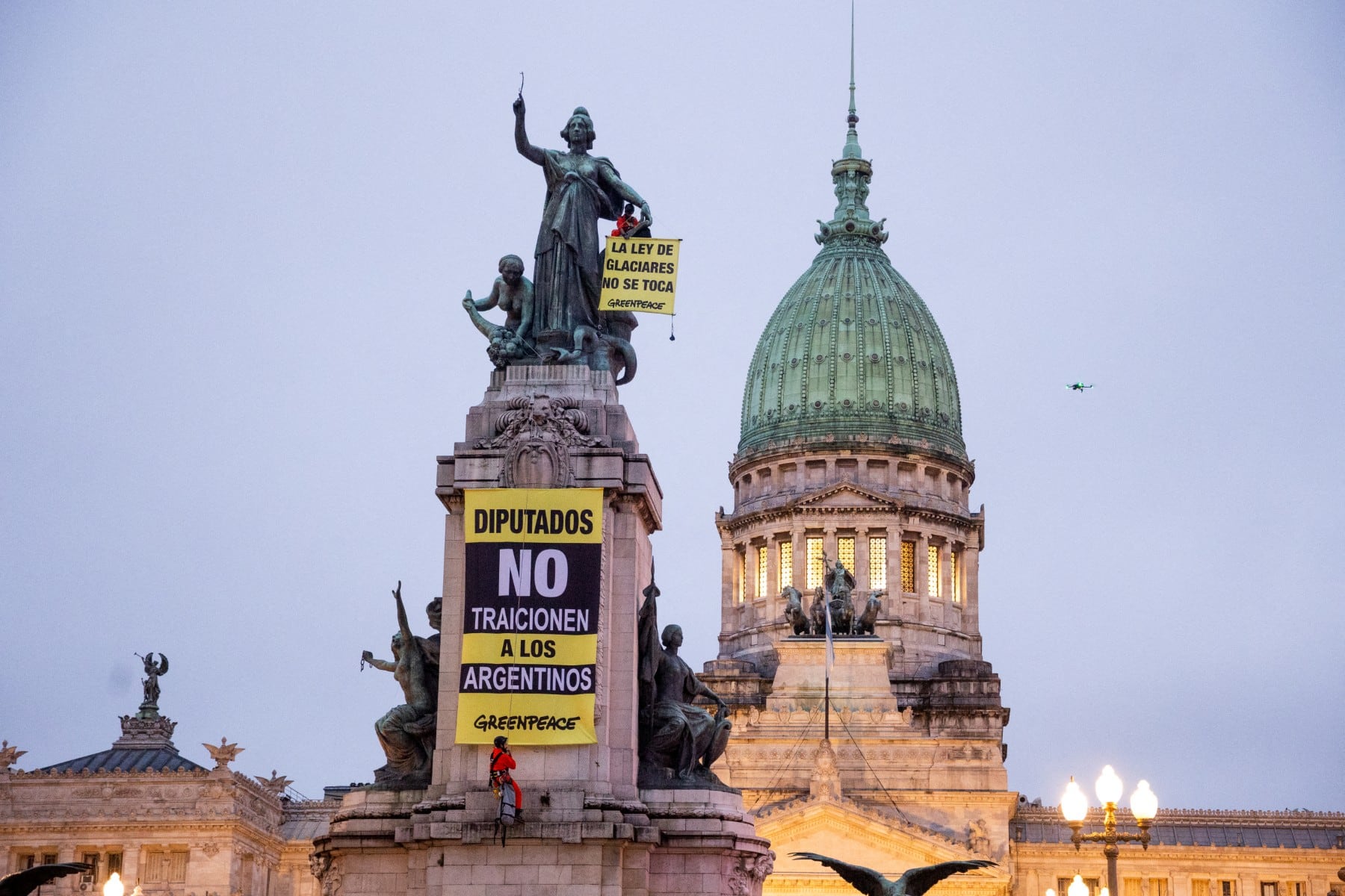 Manifestaciones contra la reforma a la ley de glaciares en Argentina.