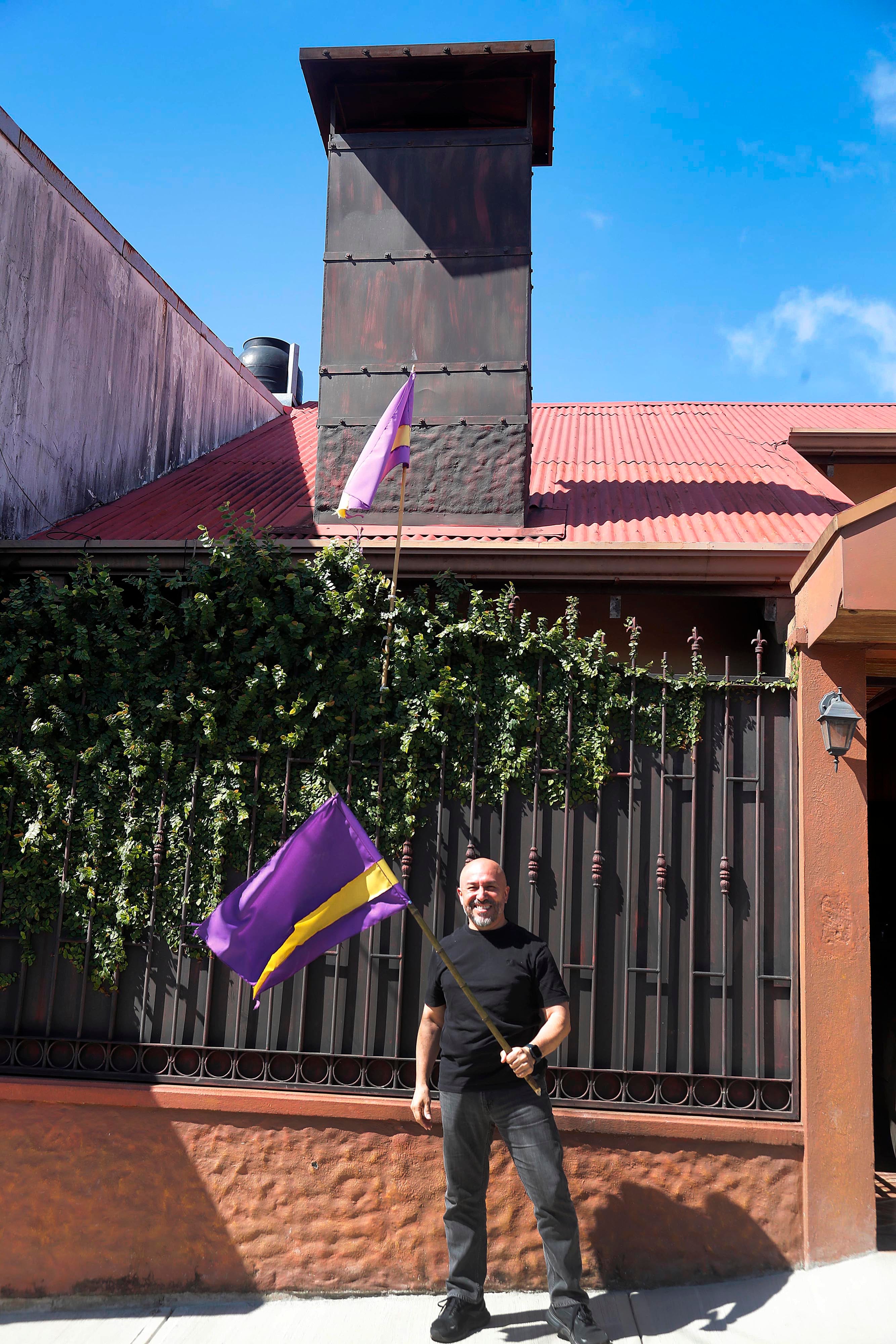 30/01/2024 San Rafael de Heredia. El cantautor Humberto Vargas aparece como candidato a vicealcalde por el partido Bienestar Rafaeleño. El artista se suma a la lista de figuras de la farándula que aspiran a un puesto político en la elecciones municipales de este domingo. Foto: Rafael Pacheco Granados