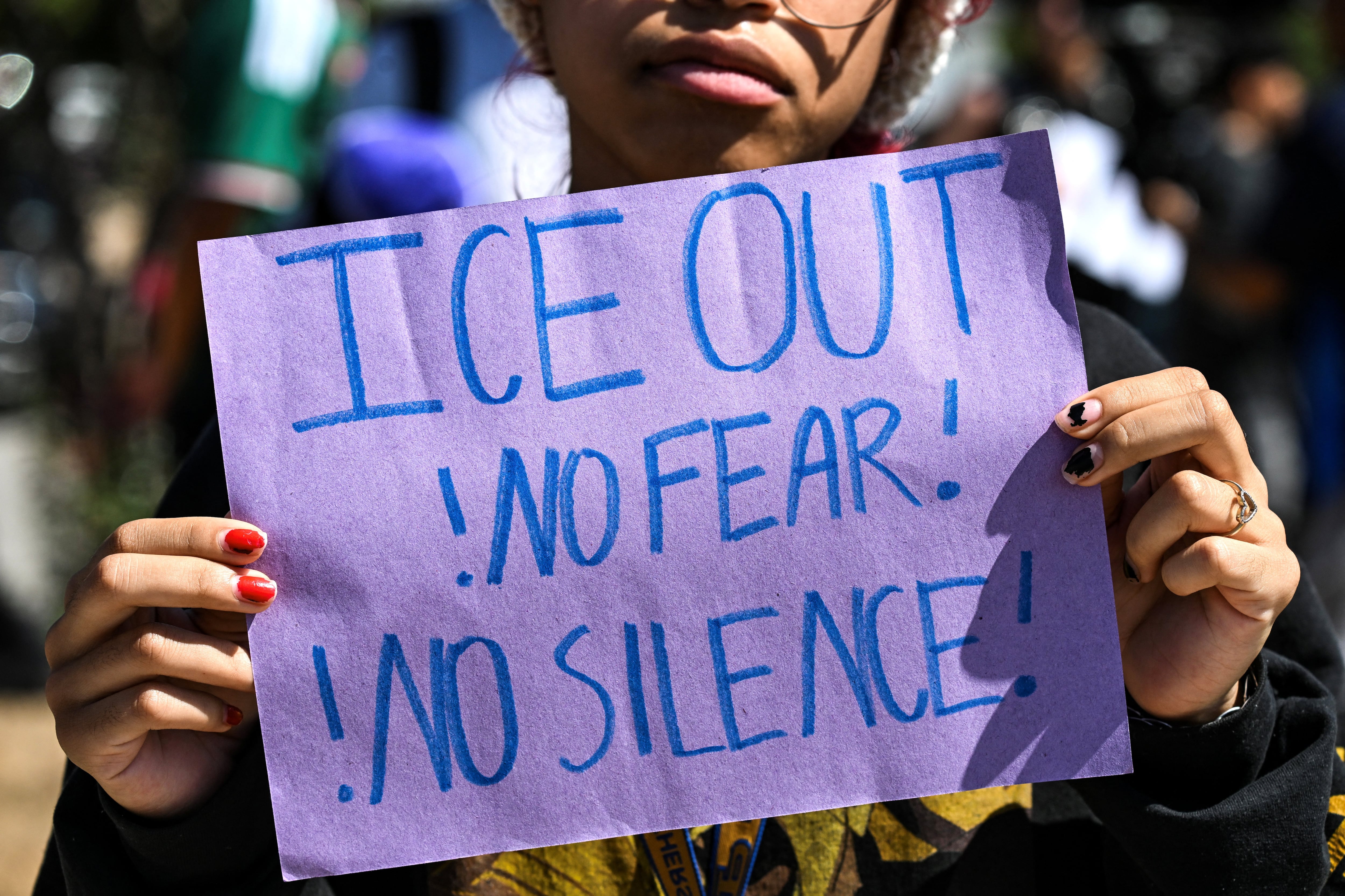 Estudiantes de secundaria protestan contra el ICE frente al tribunal municipal de Pflugerville, Texas, el 22 de septiembre de 2026. El migrante venezolano Wilber Rafael Garcés Pérez, de 28 años, fue trasladado de urgencia a un hospital tras recibir un disparo el 20 de septiembre por parte de un agente de inmigración de EE. UU.; las autoridades locales expresaron su indignación y exigieron una investigación sobre lo sucedido. El hombre se encontraba en estado estable pero grave, con una herida de bala en el torso sufrida durante una persecución a pie, según informaron los funcionarios, quienes subrayaron que la información sobre el incidente era "muy preliminar".