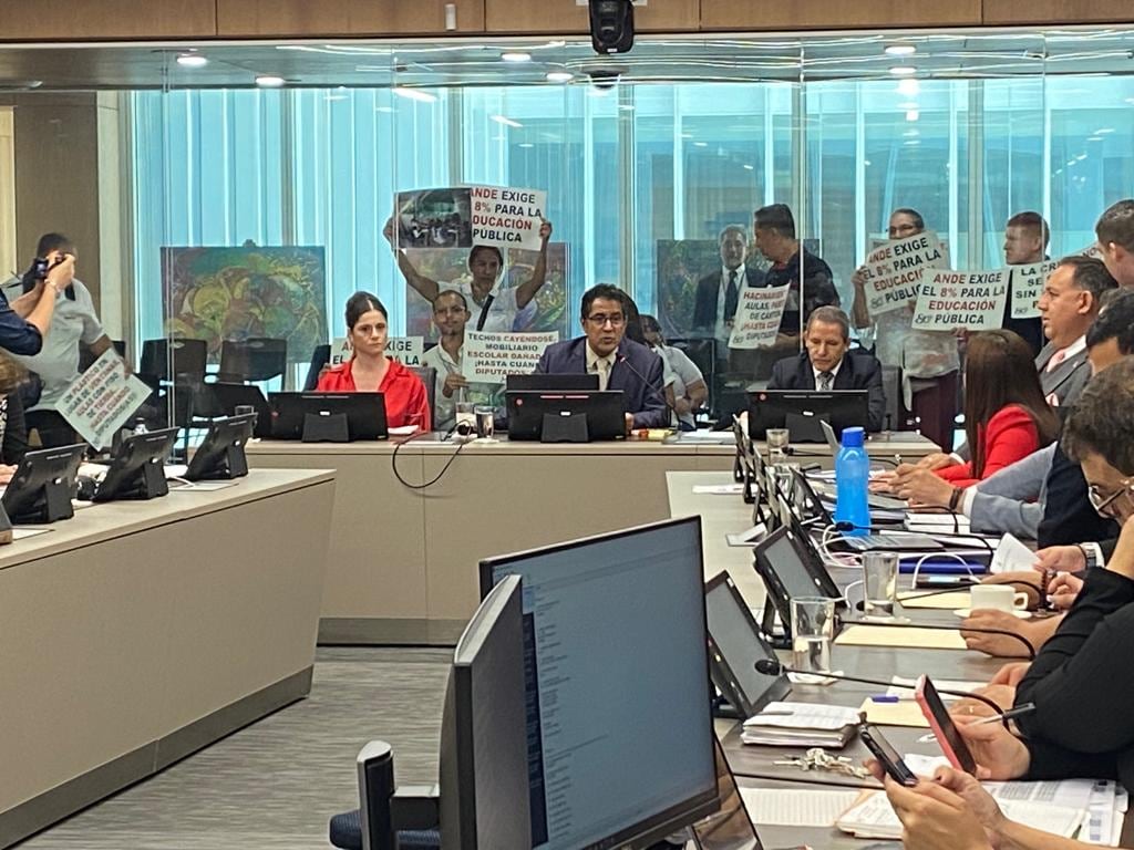 El ministro de Hacienda Nogui Acosta, asistió a la Comisión de Hacendarios para defender la propuesta de Presupuesto Nacional 2024. Foto: Lucía Astorga