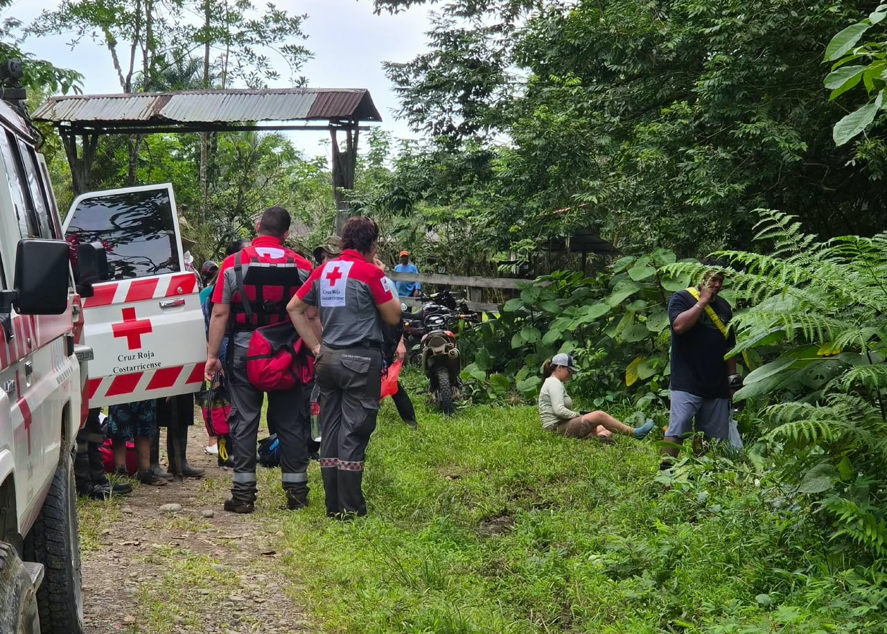 Rescatistas y familiares extraen el cuerpo de una de las dos personas desaparecidas en el río Aguas Frías, Pococí.