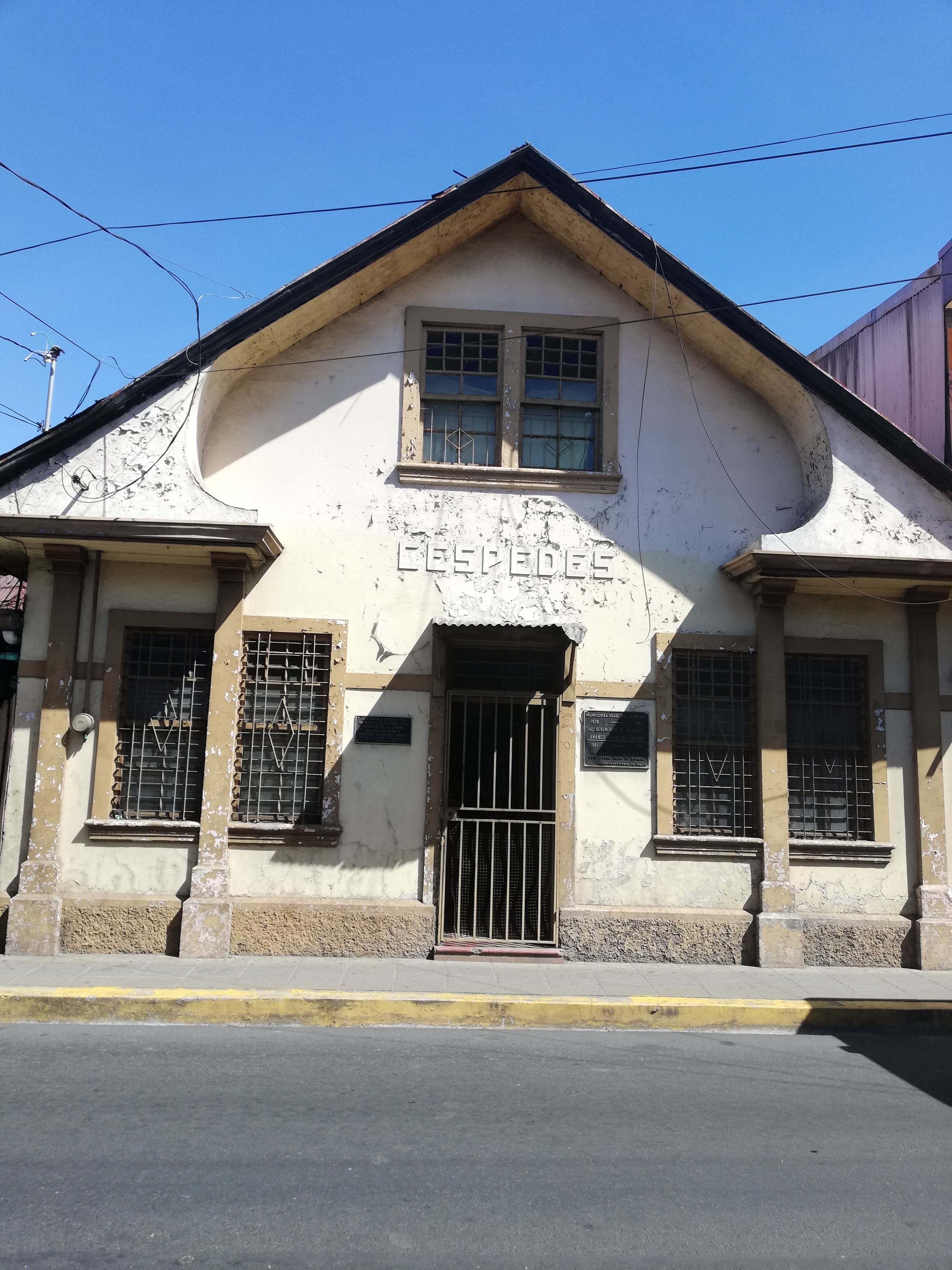 En 1923 un costarricense, Amando Céspedes Marín, recibió las primeras señales radiales de onda corta de la historia de Costa Rica