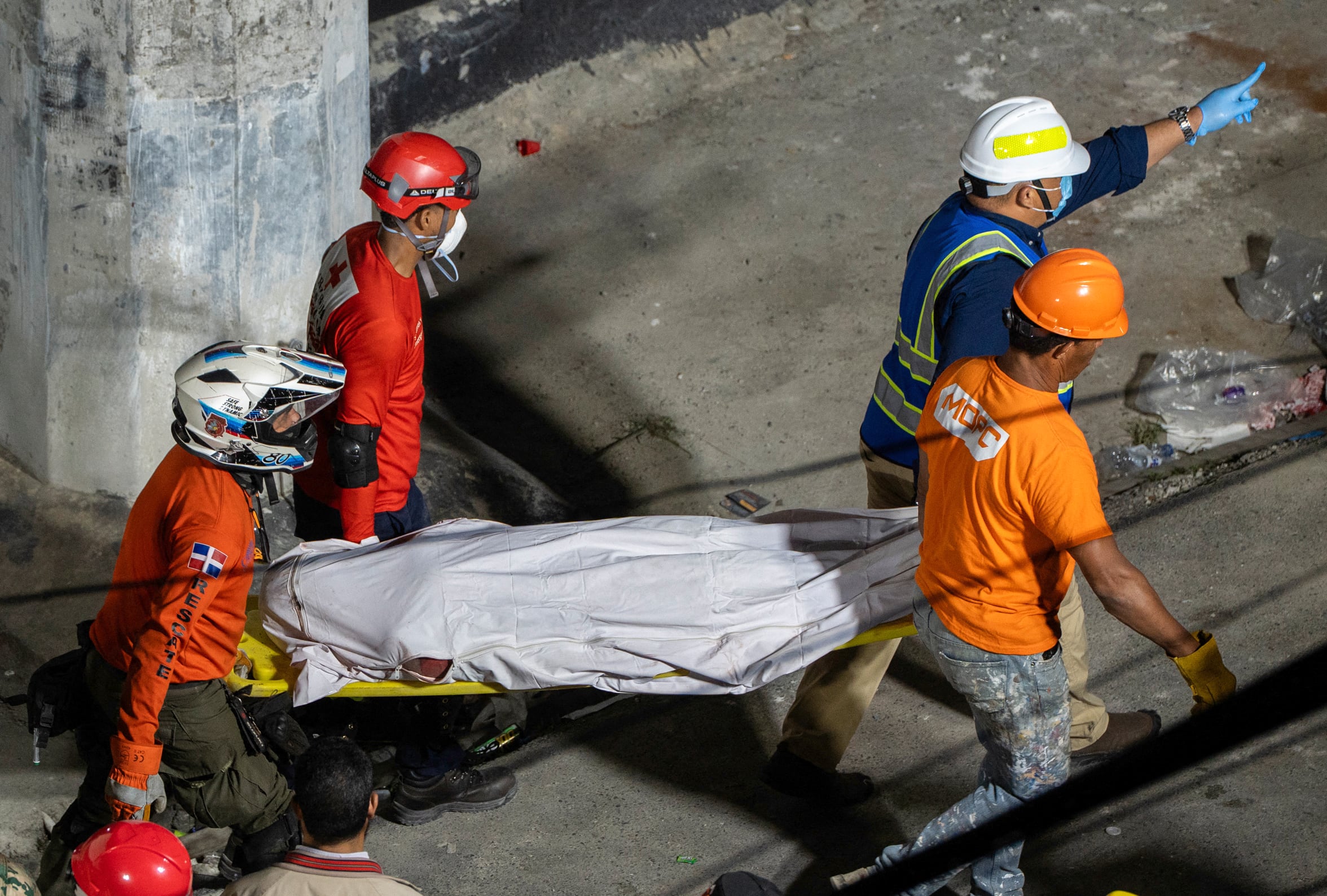 Equipos de rescate evacuan un cuerpo de la discoteca Jet Set tras el derrumbe de su techo en Santo Domingo el 8 de abril por la noche. Fotografía: