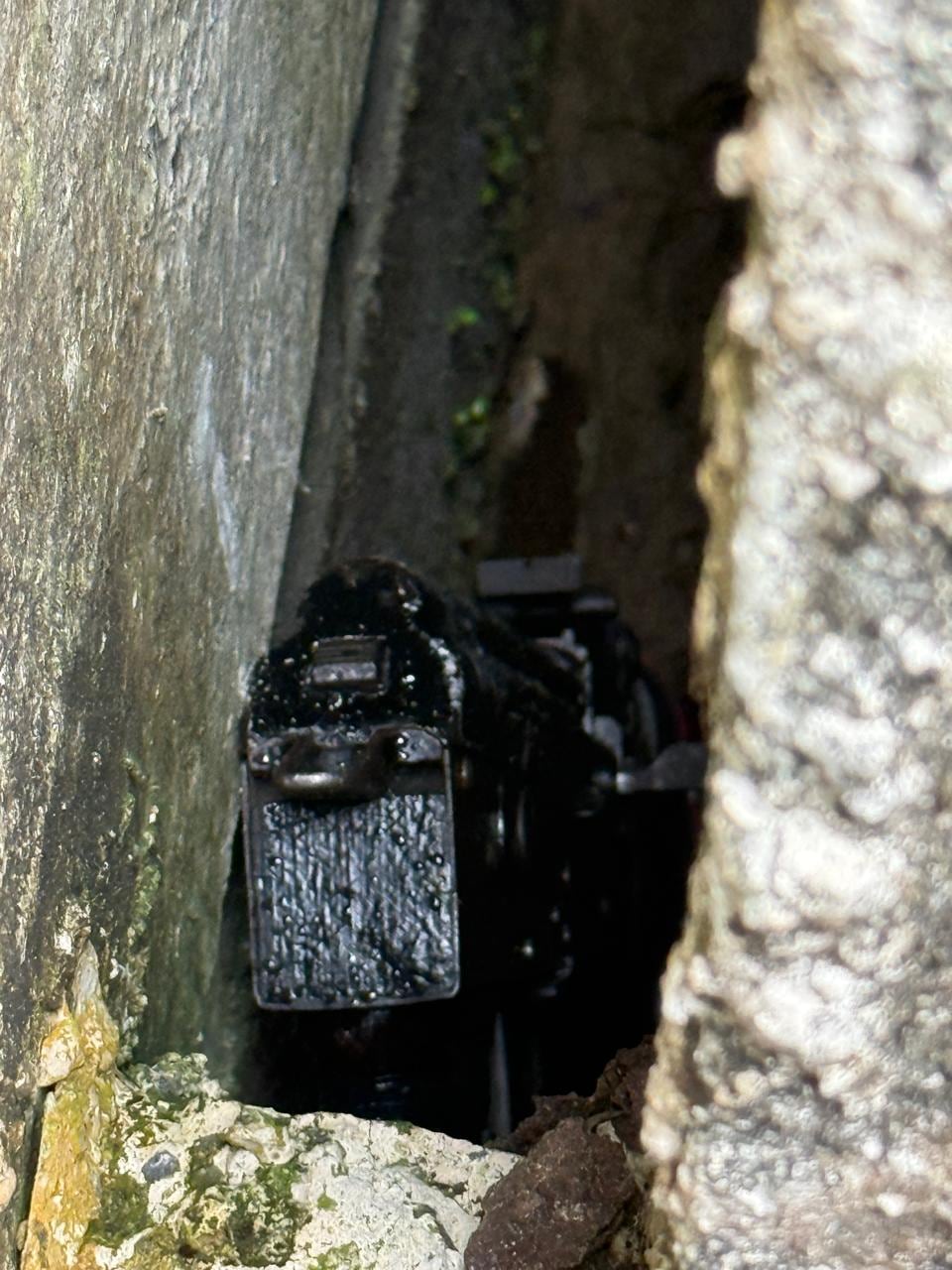 El fusil estaba oculto entre dos paredes de una de las viviendas allanadas en Atlántida de Limón.