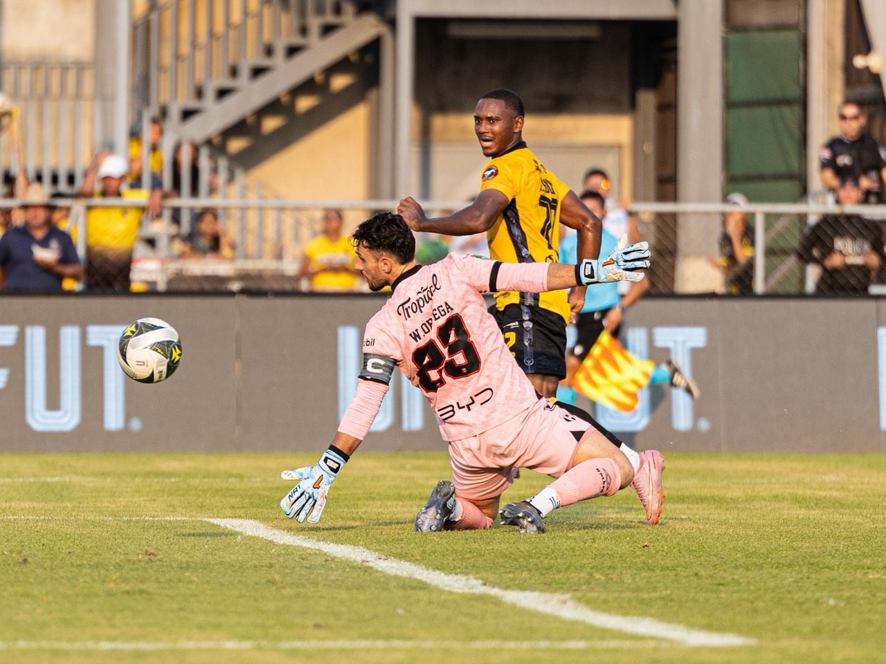 Abner Hudson marcó uno de los goles de Liberia ante Alajuelense, en la acción dejó sin reacción a Washington Ortega.