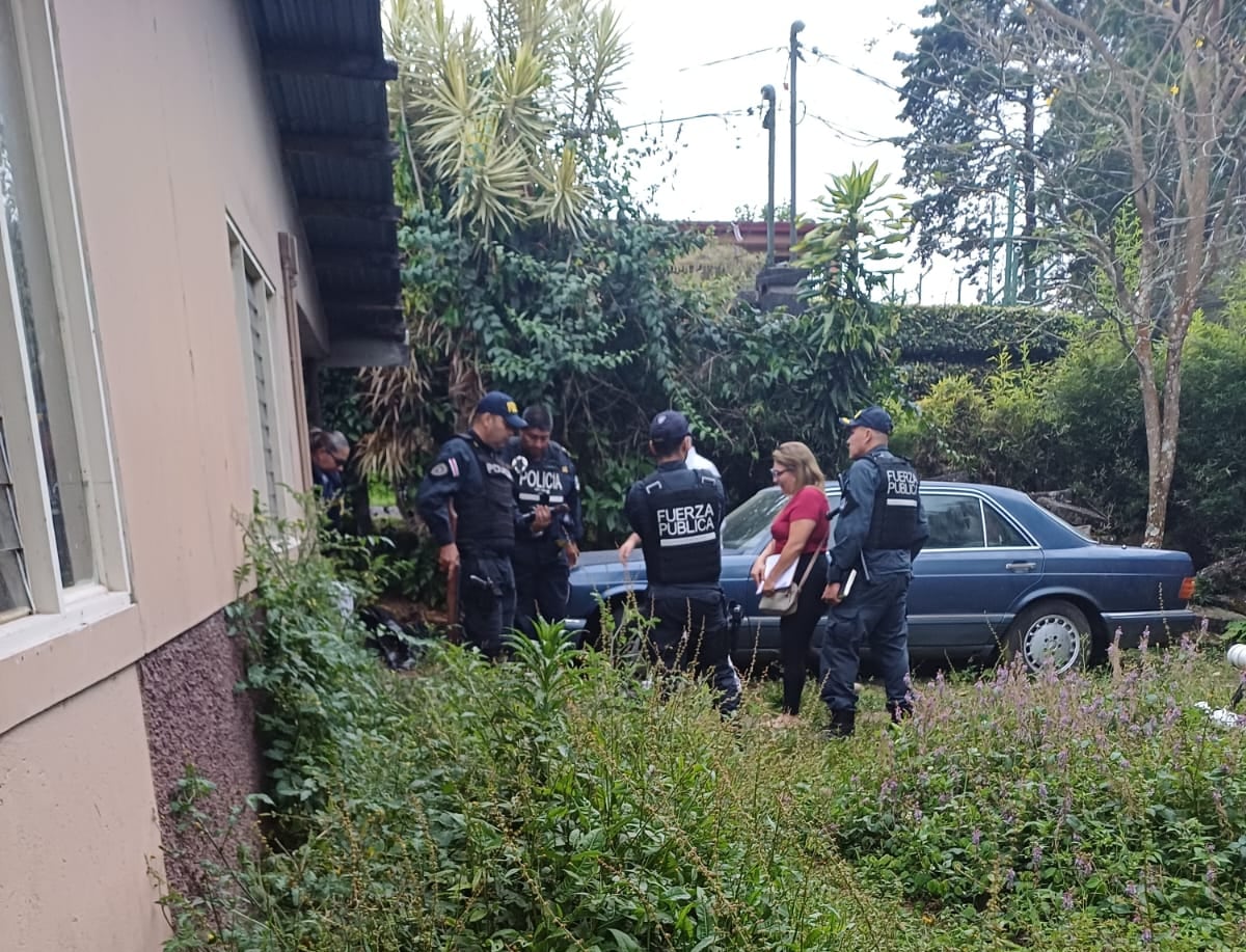Momentos en que autoridades realizaron el allanamiento en la casa en La Unión, donde un hombre ejercía cautiverio a su familia. Foto: MSP.