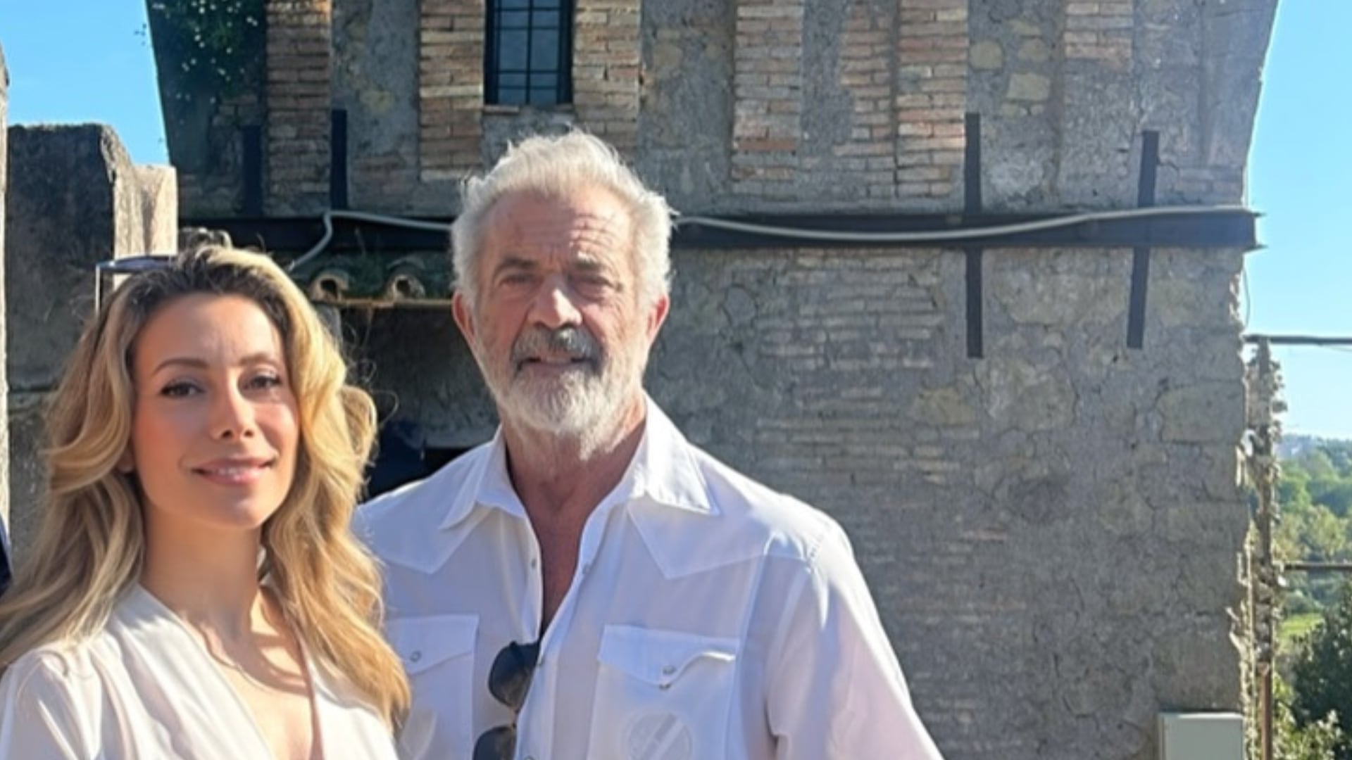 Antonella Salvucci, actriz y presentadora italiana, apareció en actitud romántica con Mel Gibson durante un paseo en Roma.