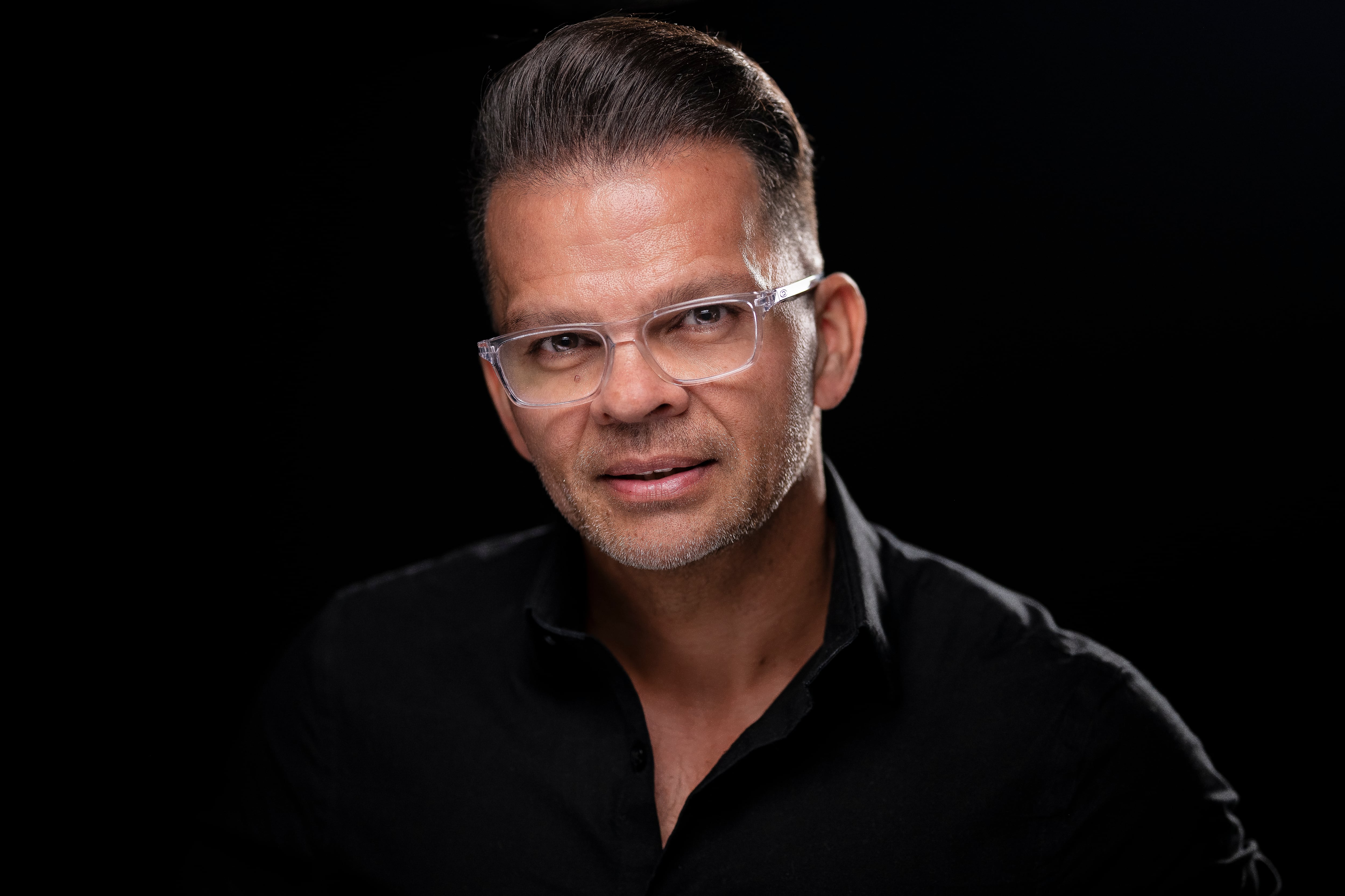 Mauricio Ureña es el único fotógrafo latinoamericano que ha logrado ser seleccionado en dos ocasiones (2020 y 2025) en la prestigiosa lista internacional de los 50 mejores fotógrafos de bodas.