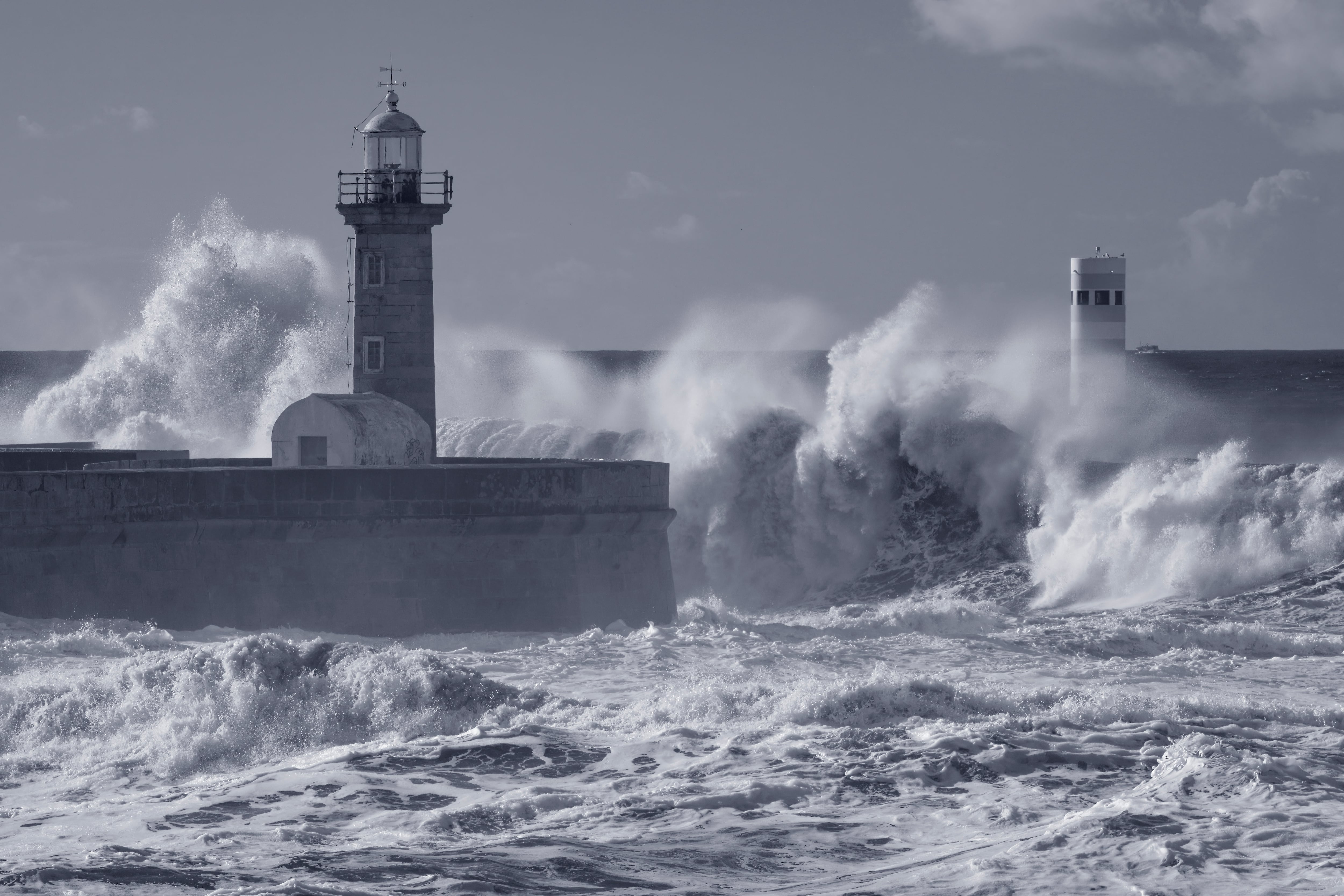 Faro en medio de fuerte tormenta en el mar, fuertes olas
