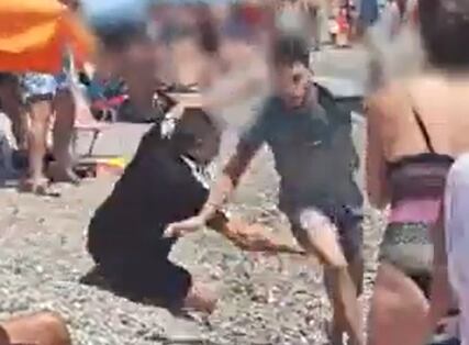 Polémica en España por turistas que ayudaron a detener a inmigrantes que desembarcaron ilegalmente, en Granada.