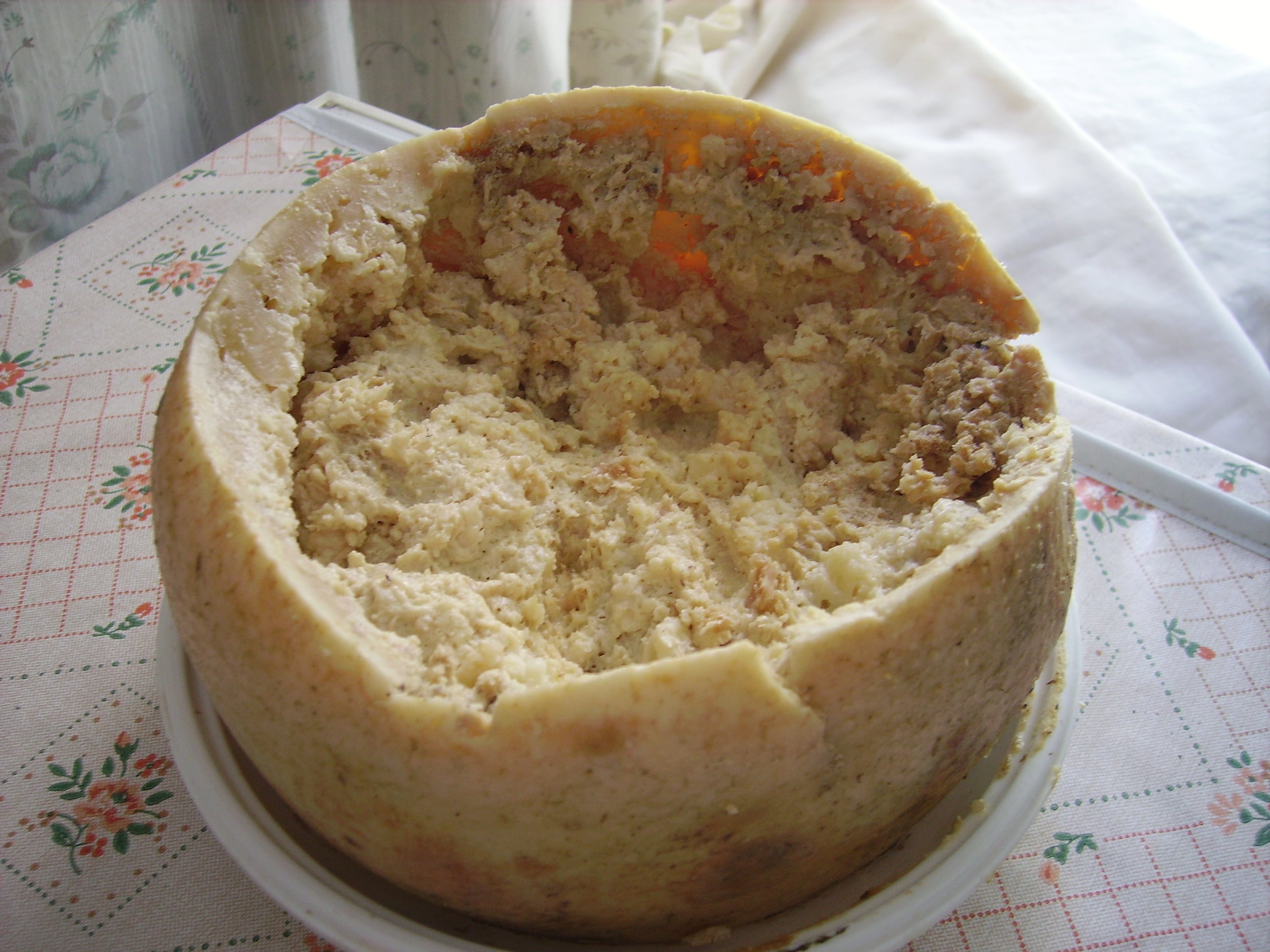 El Casu Marzu causa polémica mundial por su elaboración con larvas vivas y por las restricciones sanitarias en Europa.