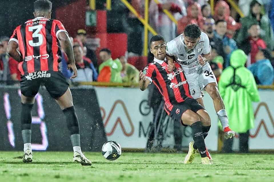 16/05/2024/ Juego entre Liga Deportiva Alajuelense vs Club Sport Herediano por el juego de ida de la semifinal del torneo clausura de la Liga Promerica en el estadio Alejandro Morera Soto / Foto John Durán