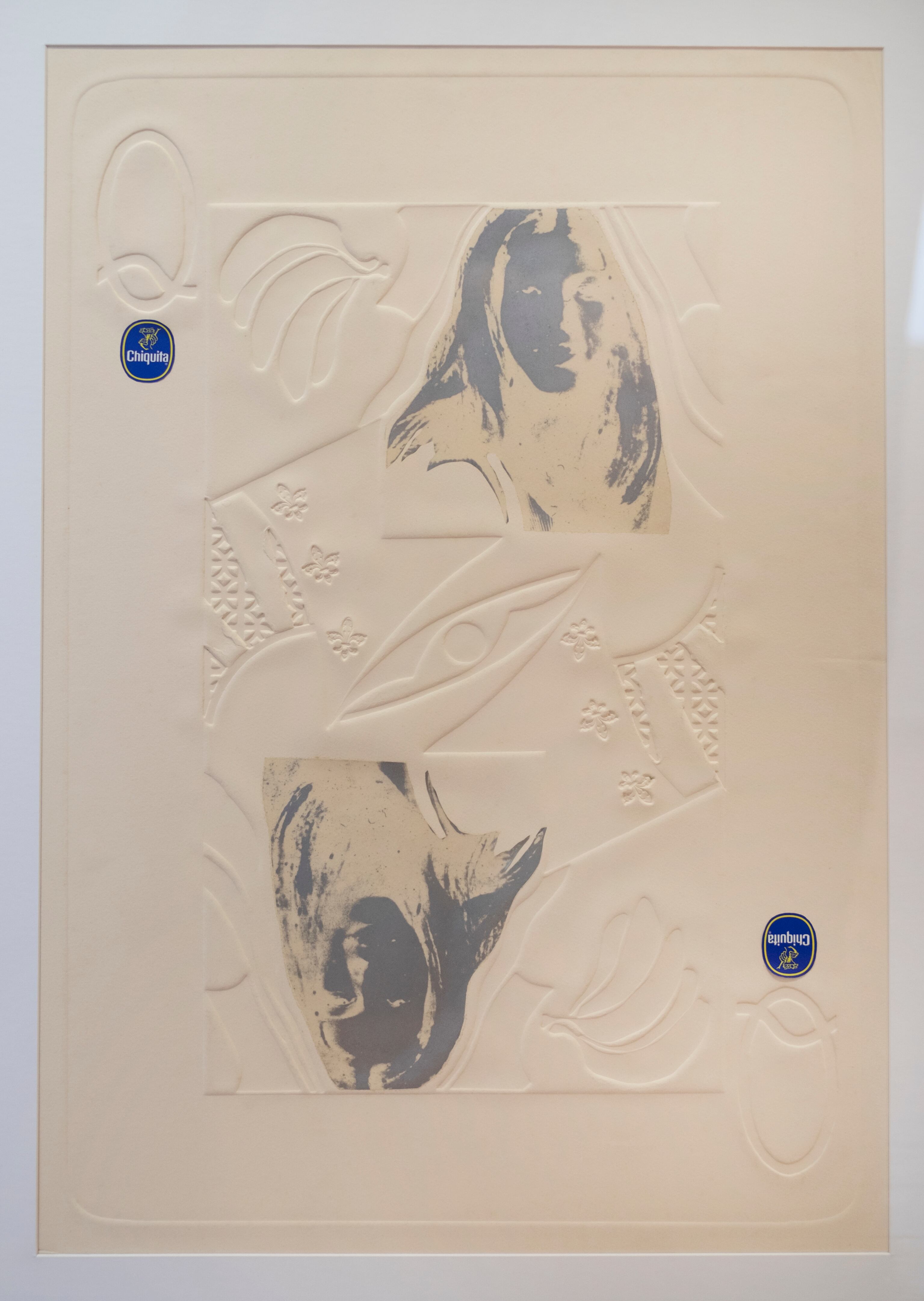 Rey de bananos. Reina de bananos. Grabado en relieve e impresión litográfica sobre papel adhesivo, 1973.
En su trabajo de los años 70, la artista además de intervenir muchas de sus fotografías. Experimentó con diferentes técnicas de impresión y soportes.