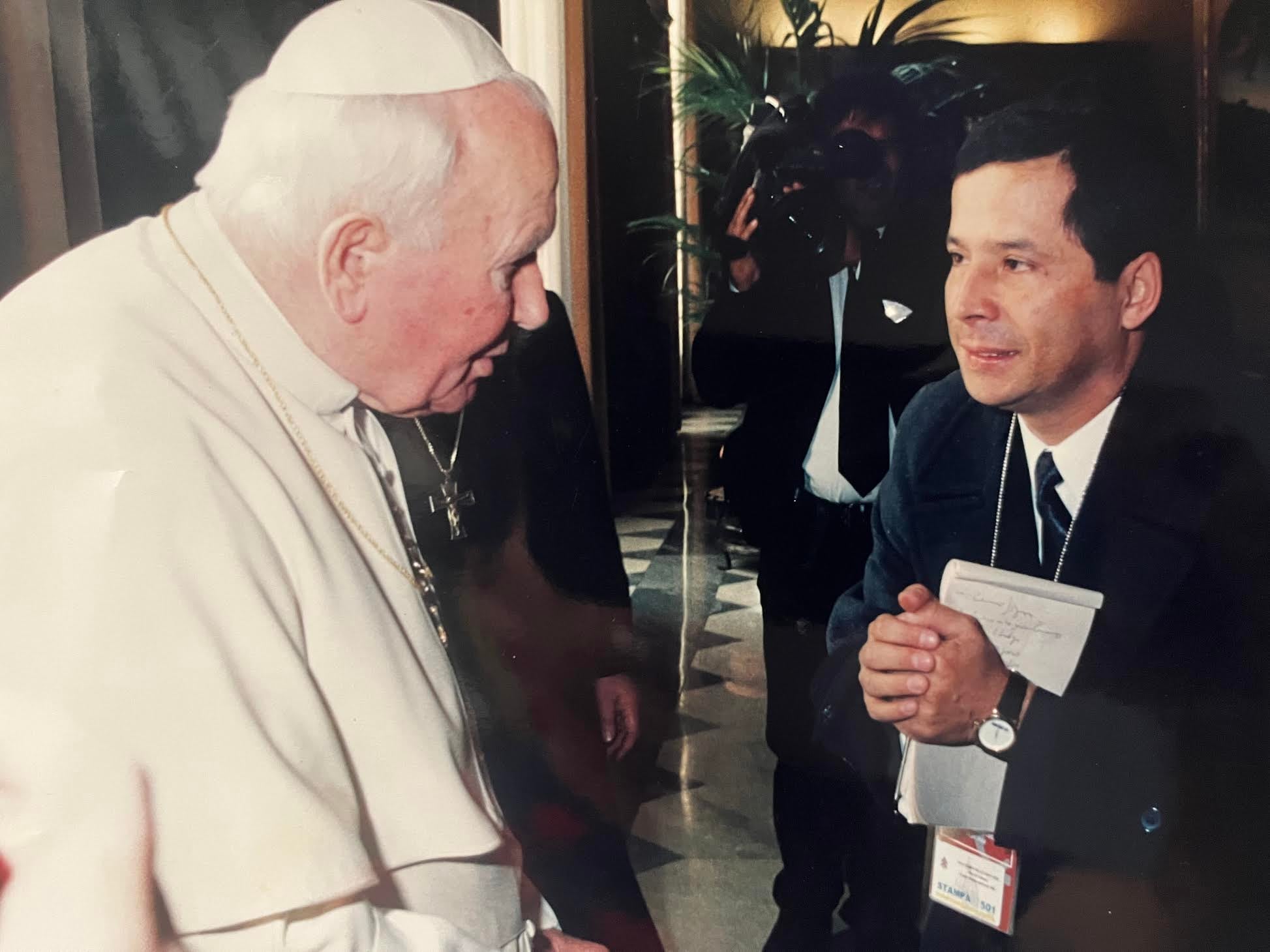 Edgar Fonseca pudo compartir con el Papa Juan Pablo II en una de sus coberturas.