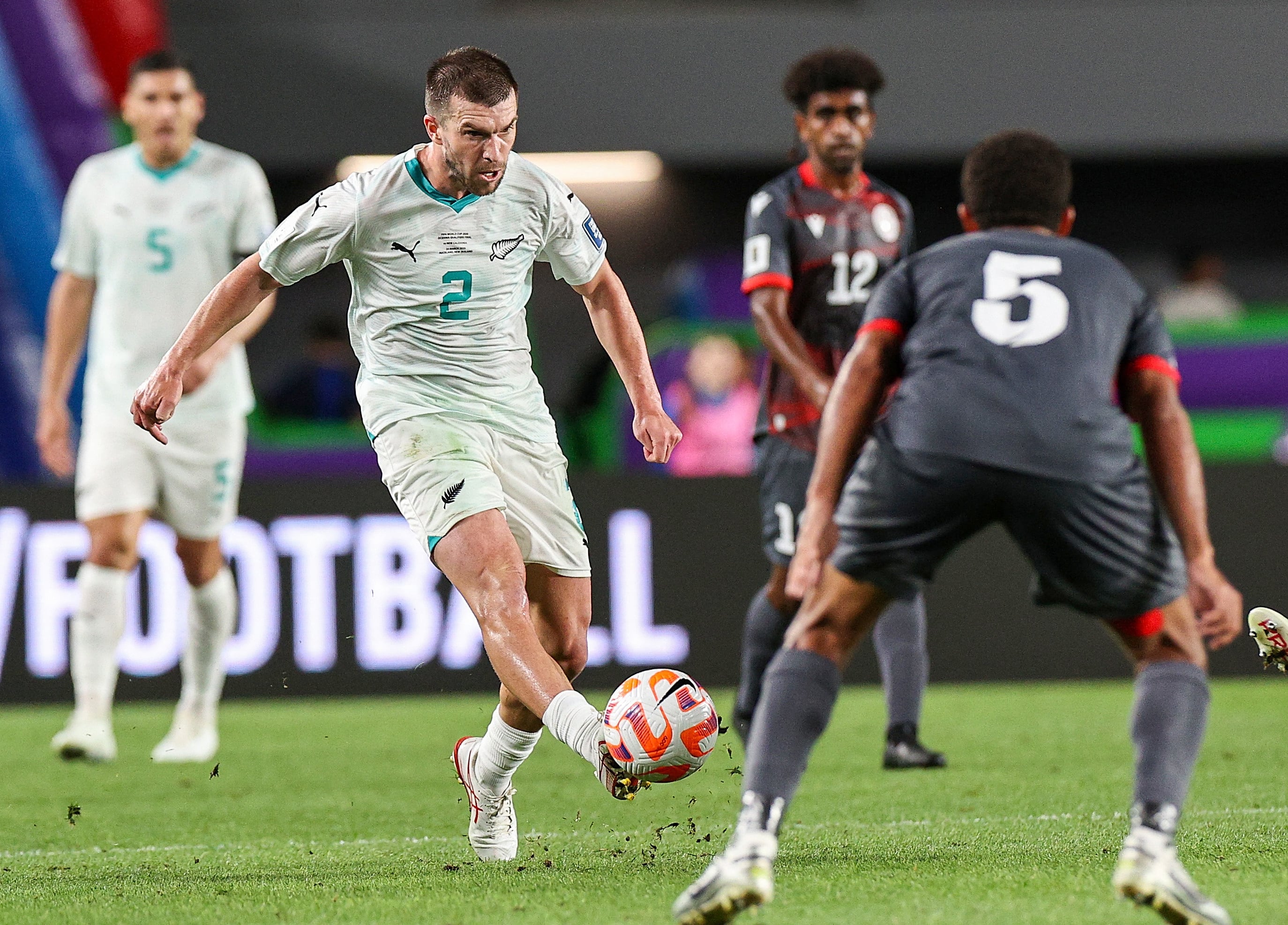 Tim Payne remata durante un partido de Nueva Zelanda ante Nueva Caledonia, en marzo de 2025.