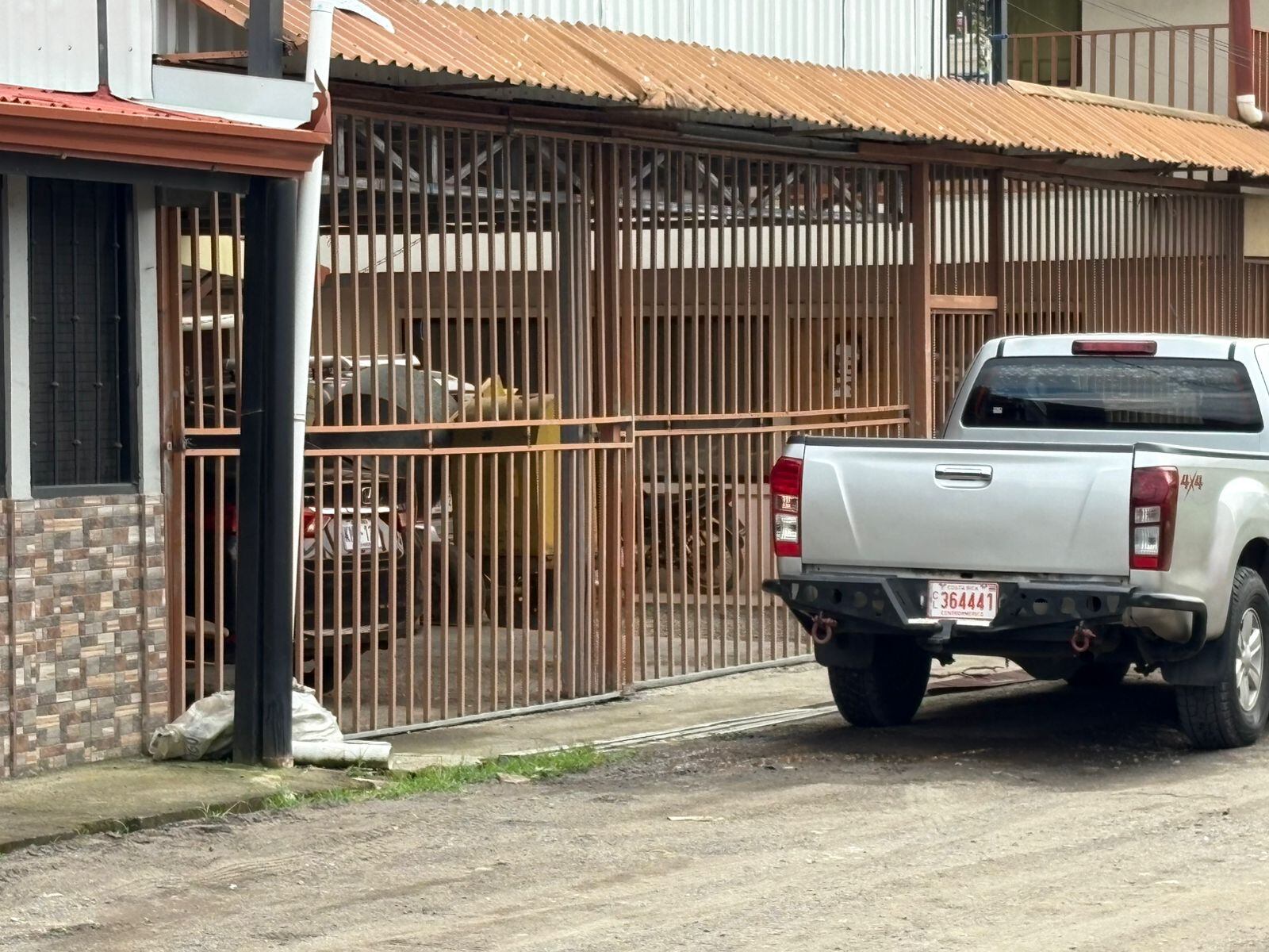 Un hombre de apellidos Chavarría Monge habría asesinado a su pareja sentimental y su propia hija de 4 años, hecho ocurrido el domingo 2 de noviembre en unos apartamentos en calle la Esperanza San Rafael de Alajuela.