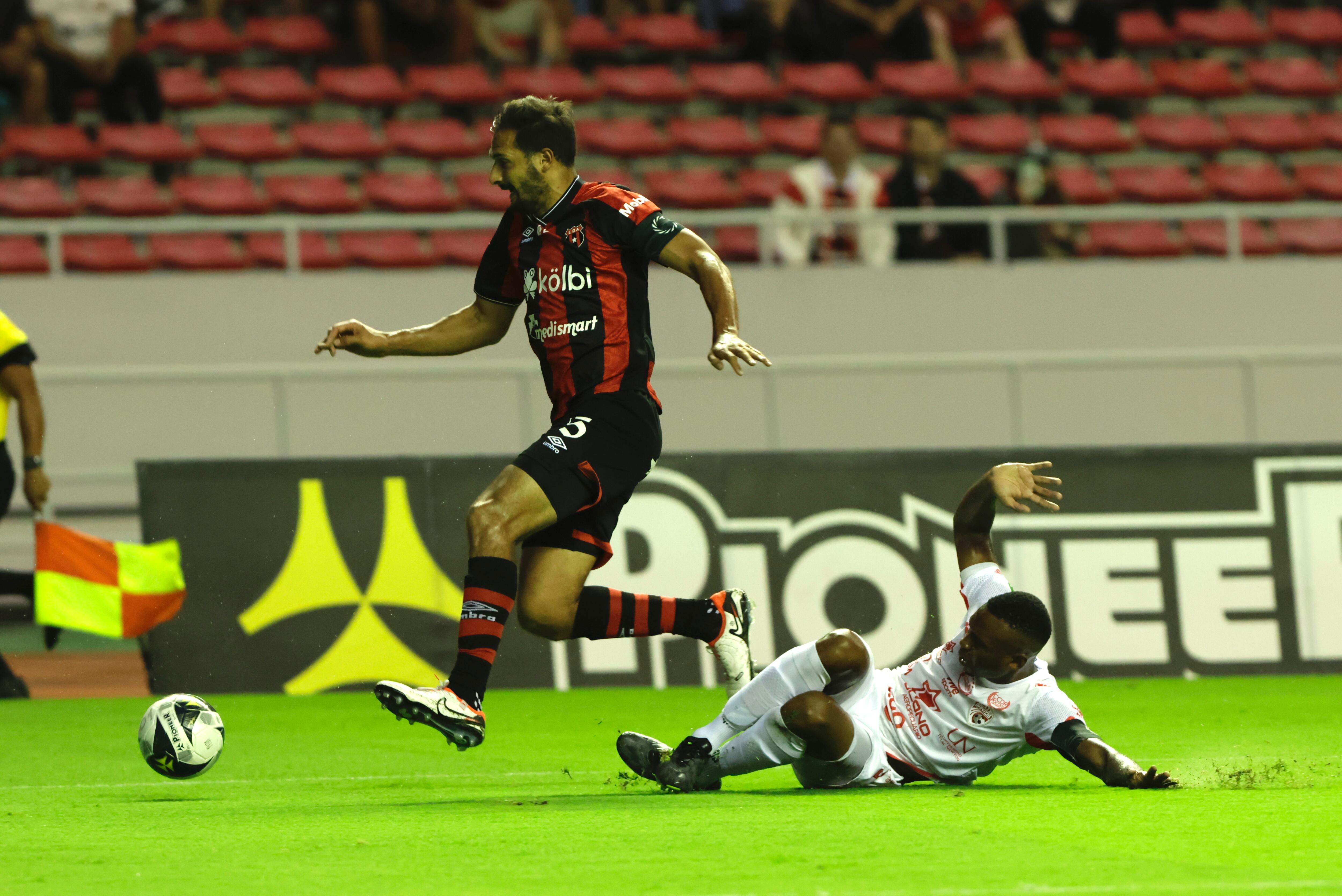 Liga Deportiva Alajuelense lleva las riendas del partido. Sin embargo, el Santos abrió el marcador en el minuto 34.
