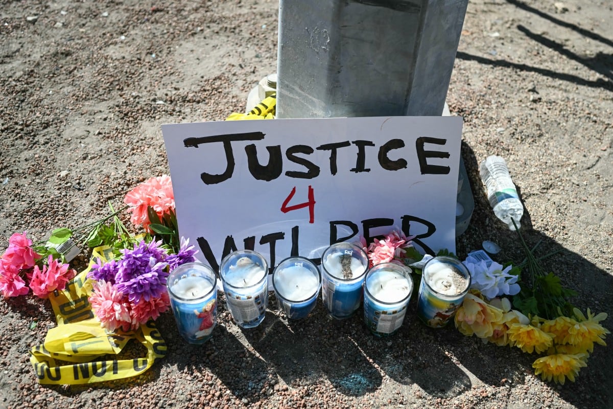 Flores y velas son colocadas cerca del lugar donde un ciudadano venezolano recibió un disparo y resultó herido durante una operación del Servicio de Inmigración y Control de Aduanas de Estados Unidos (ICE), un día antes, en Austin, Texas.