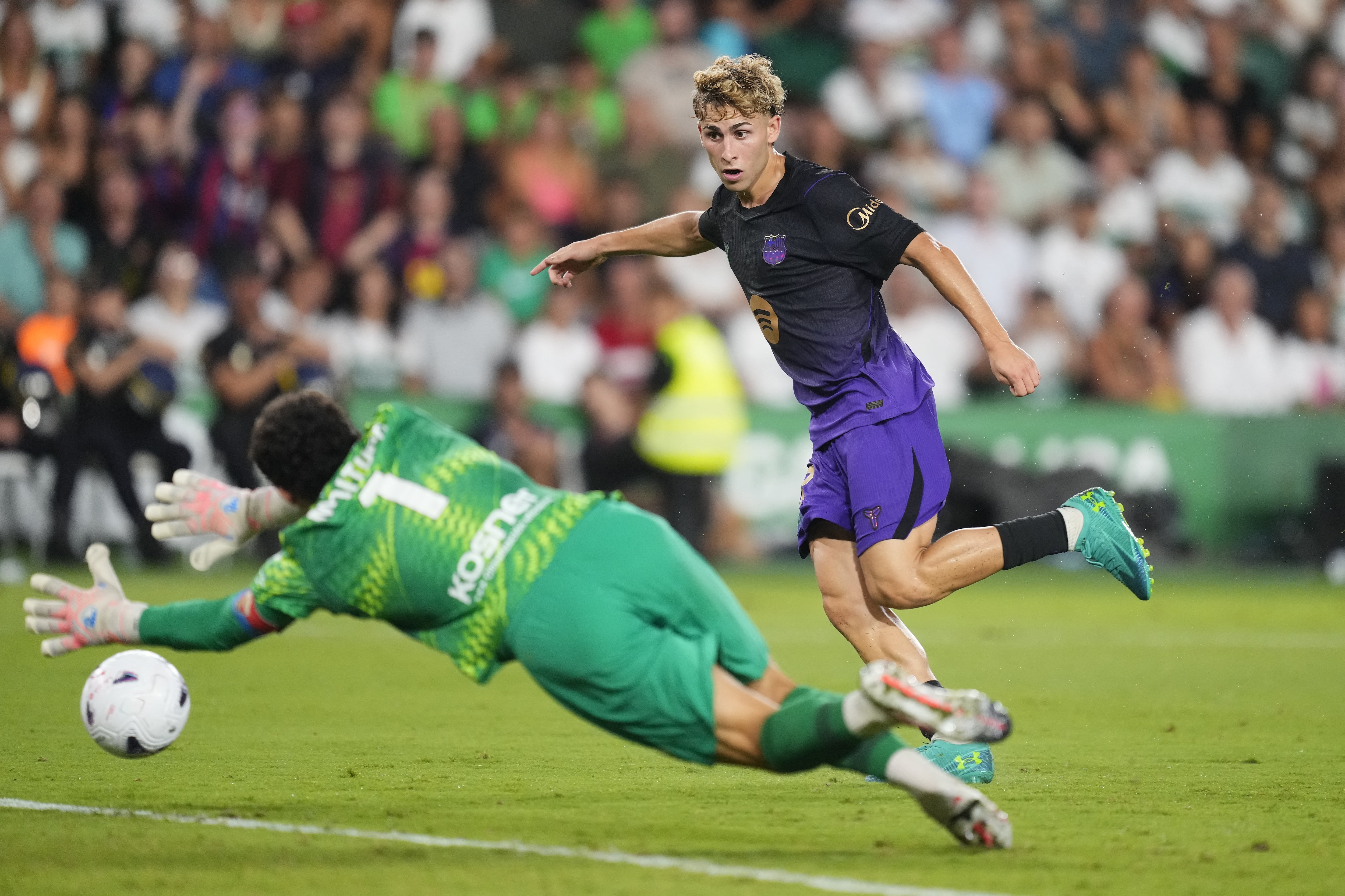 Fermín López anota uno de los goles del Barcelona ante el Elche, durante su estreno en la nueva temporada de la Liga Española.