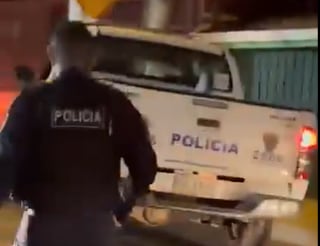 Los vecinos denunciaron, a través de un video, que los policías estaban trabajando sobre los efectos del alcohol y que los agredieron cuando reclamaron por el aparente estado de ebriedad.
Fotografía: Captura de pantalla
