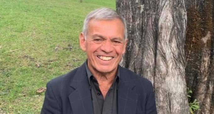 Imagen en primer plano del cantante costarricense Roberto Quesada, Martina de Los Hicsos.