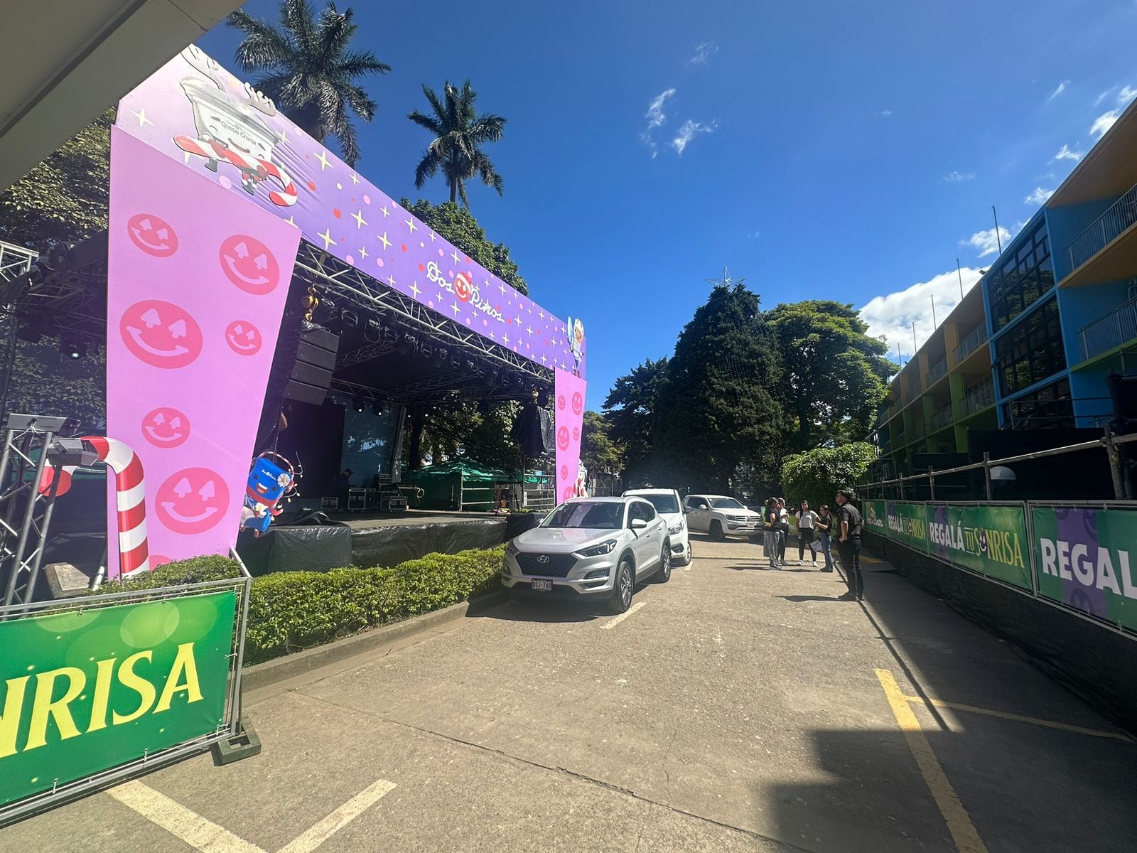 Preparativos iluminación del árbol del Hospital de Niños. (Cortesía)
