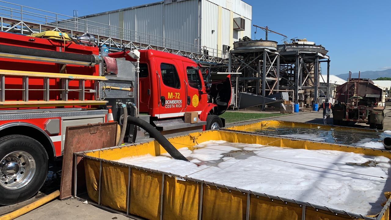 Para que el agua penetrara más en el material ardiente se le colocó jabón. Foto: Cortesía.