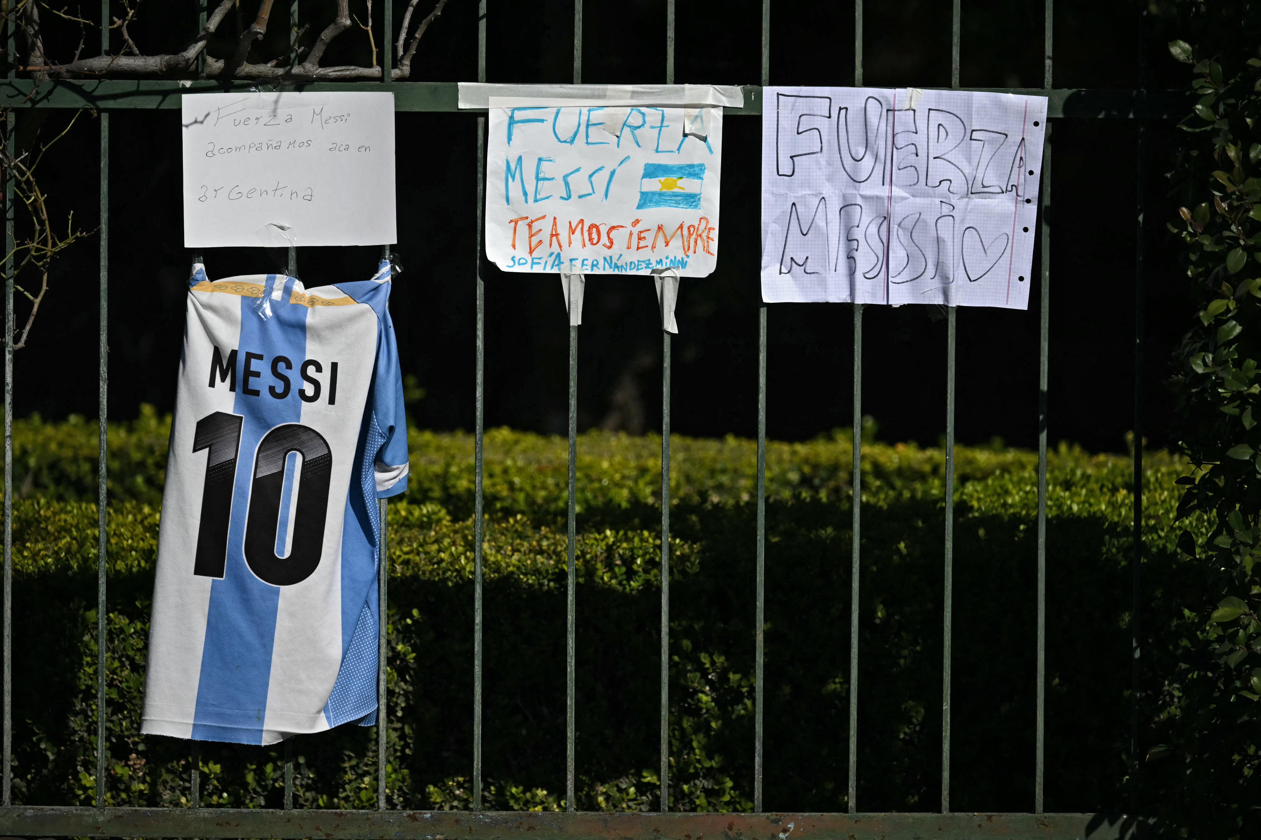 Aficionados dejaron mensajes de apoyo en el cementerio de El Prado, en Rosario, tras la muerte de Jorge Messi, padre de Lionel Messi.