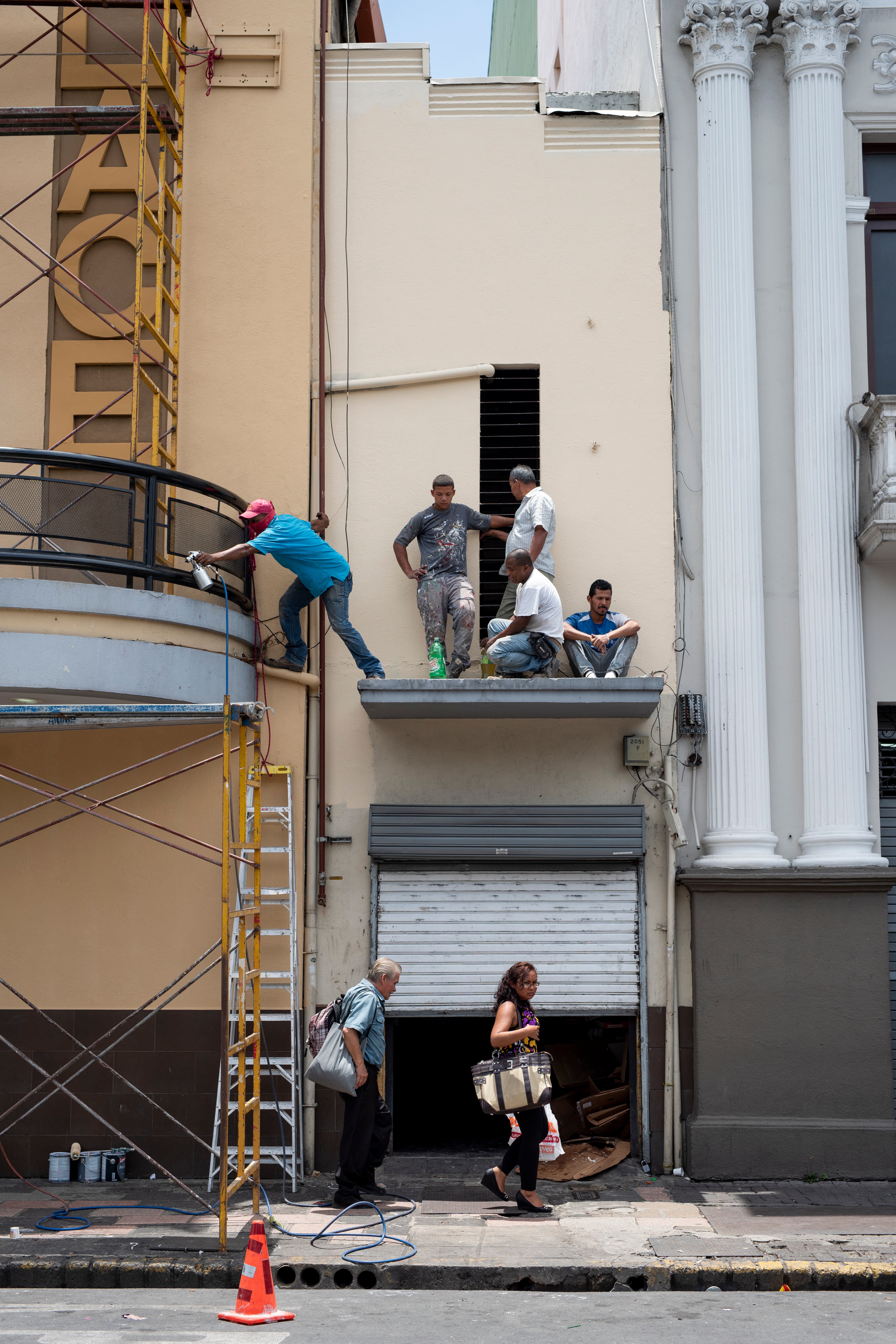La fotografía de Pablo Cambronero recoge personajes y edificios notables de San José.