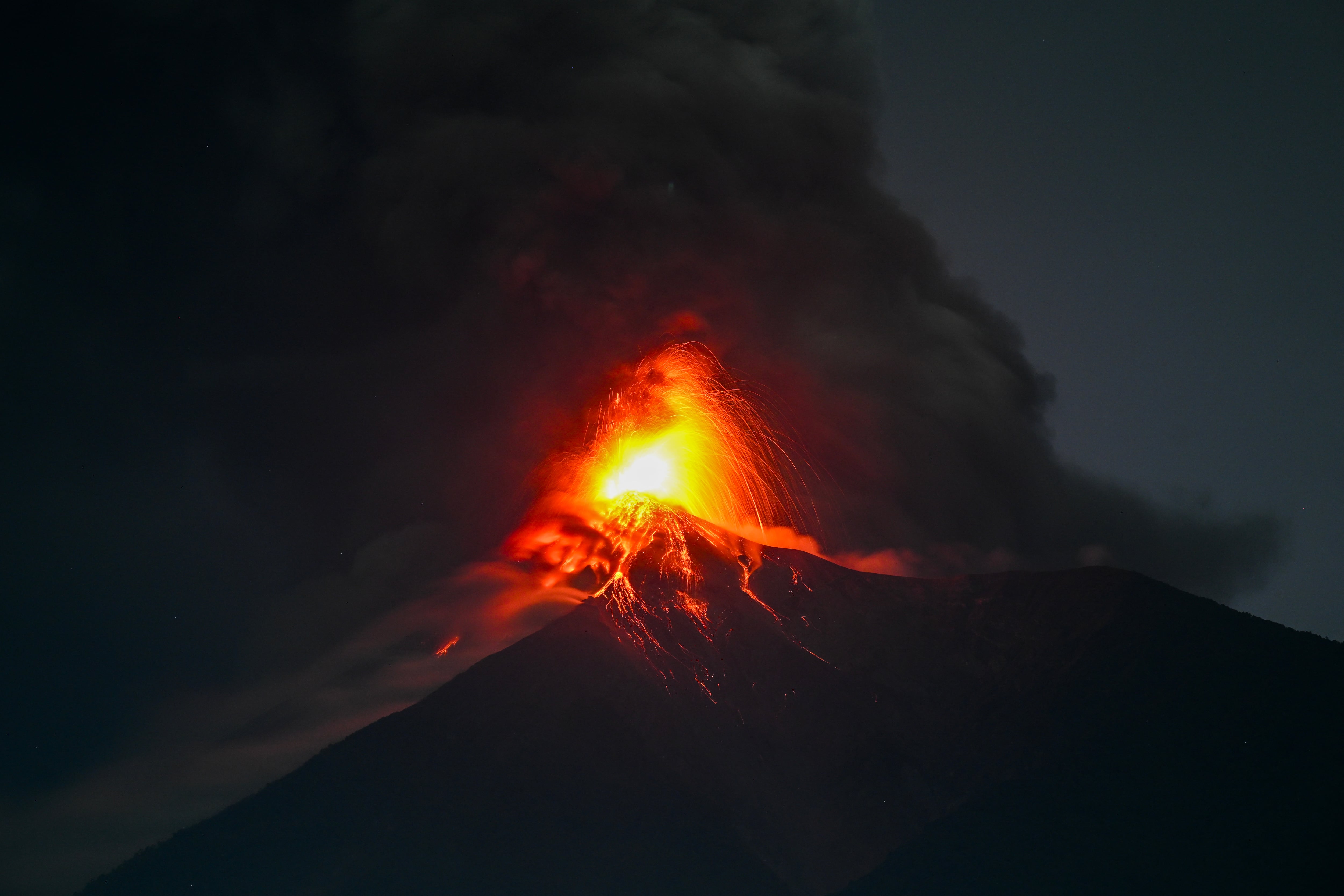 El volcán Fuego entró en erupción en Alotenango, a unos 65 kilómetros al suroeste de la Ciudad de Guatemala, en la madrugada del 4 de agosto de 2026.